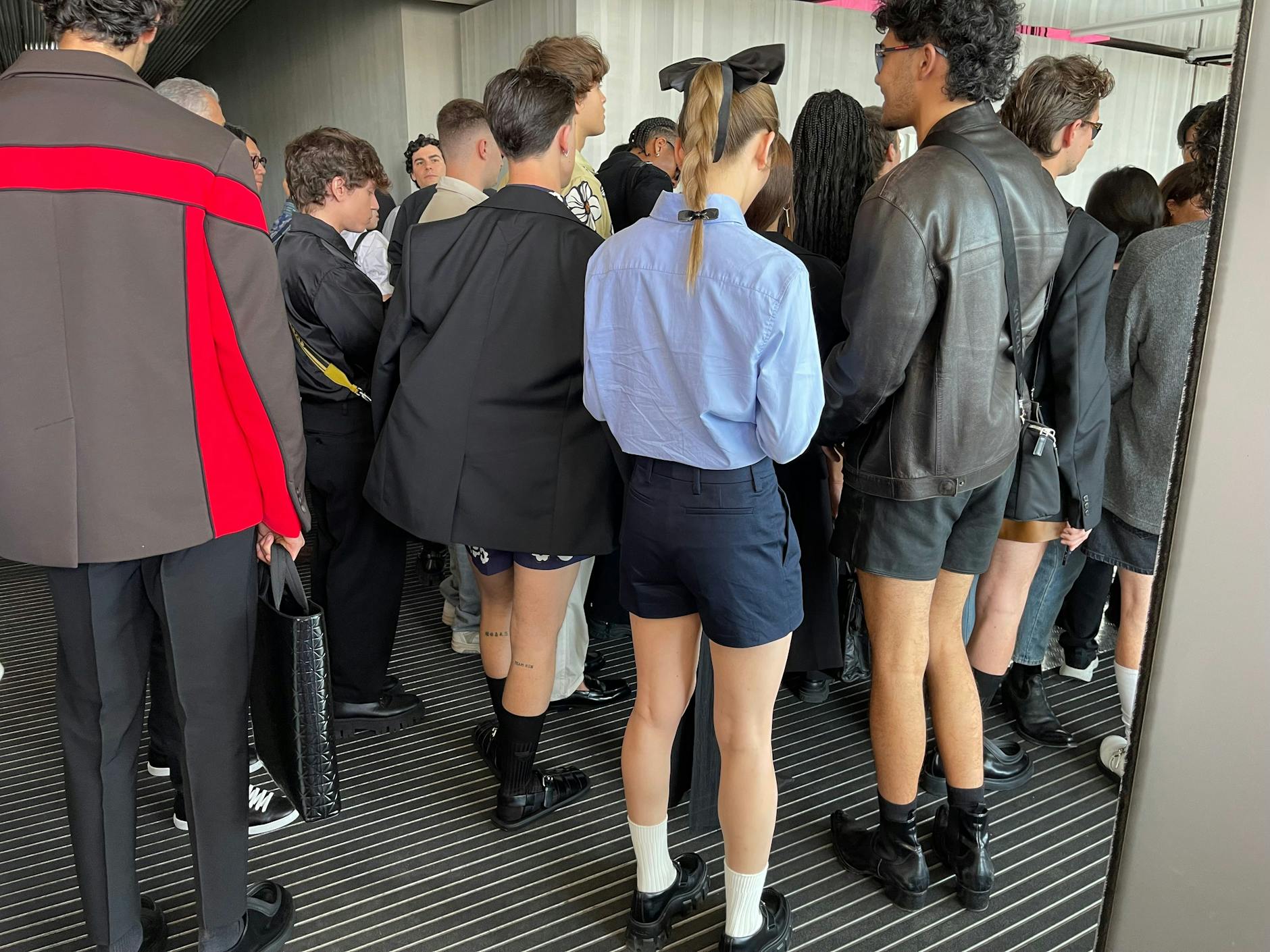 Rechts sind die jetzt schon ikonischen Cowboy-Booties im Used-Look zu sehen. Kostenpunkt im Prada-Onlineshop: 1350 Euro.
