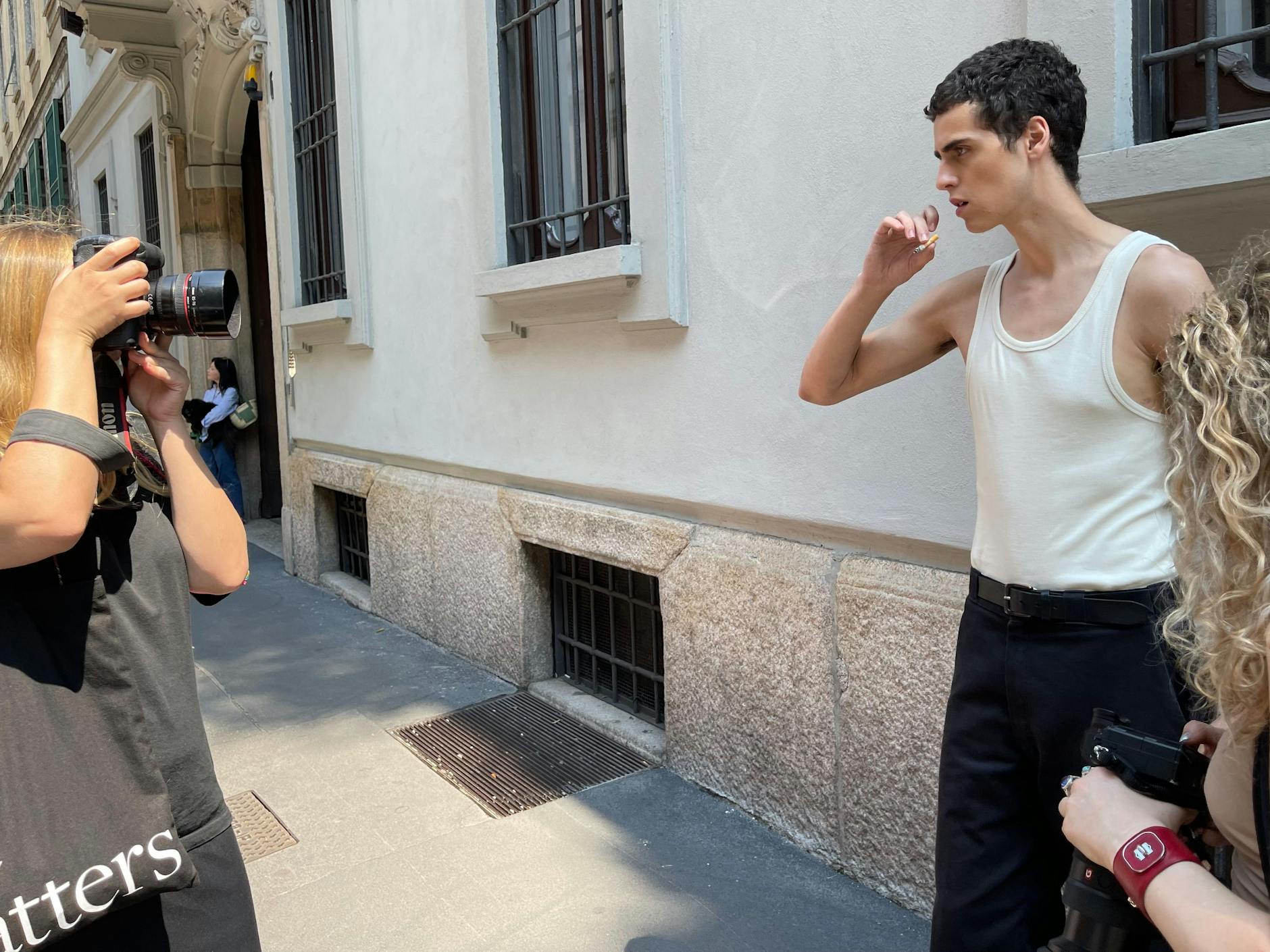 In Mailands Straßen wird mindestens genauso viel geraucht, wie fotografiert. 