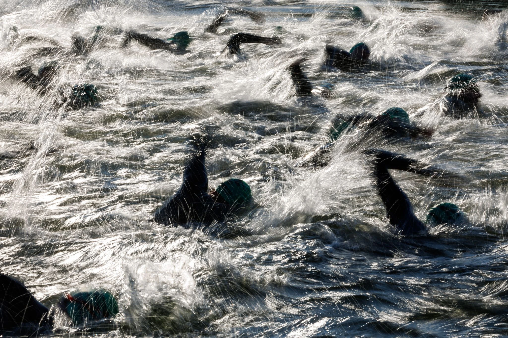 Triathleten starten bei der Schwimmetappe beim Datev Challenge Roth. Die Teilnehmer des Triathlons müssen 3,8 km schwimmen, 180 km mit dem Rad absolvieren und 42,195 km laufen.  