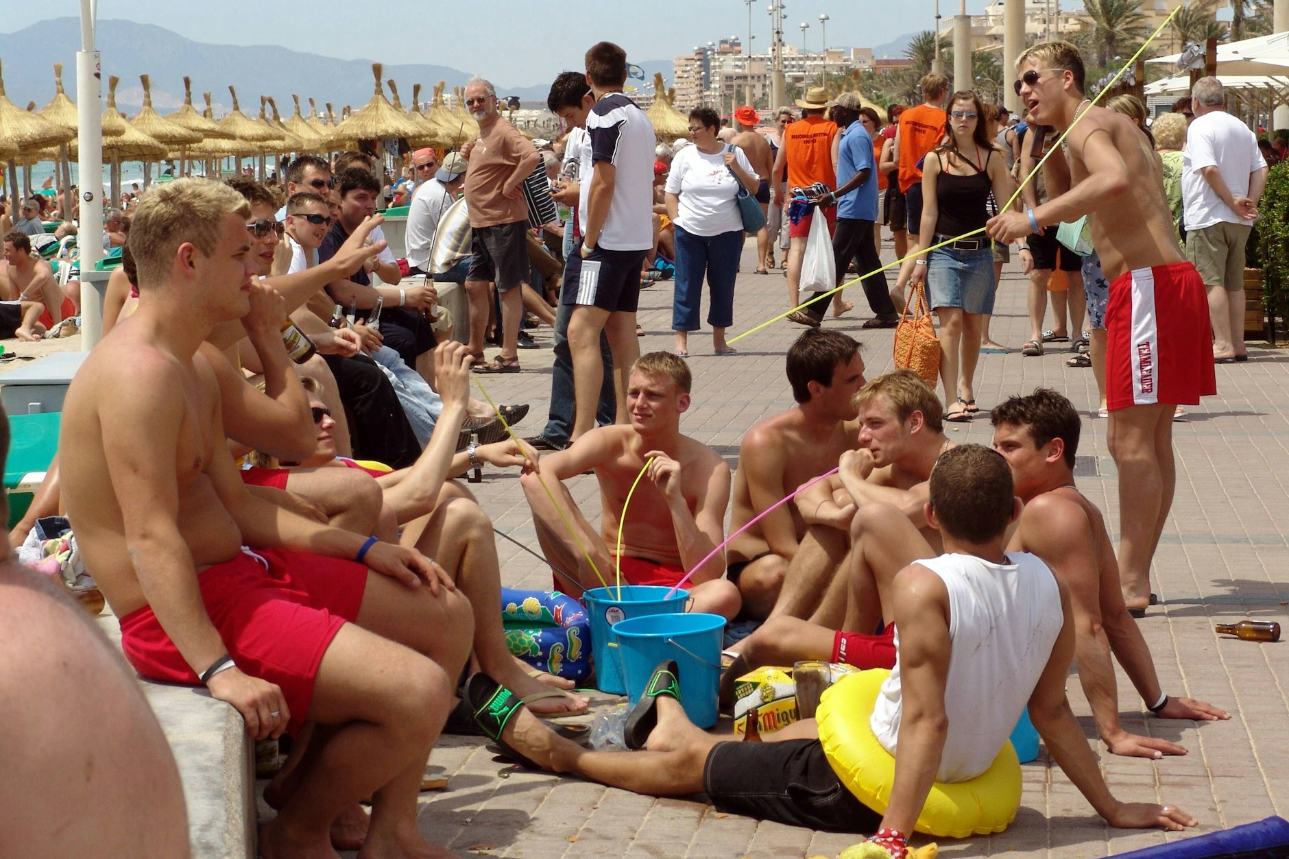 Junge Männer beim Eimersaufen am Ballermann&nbsp;