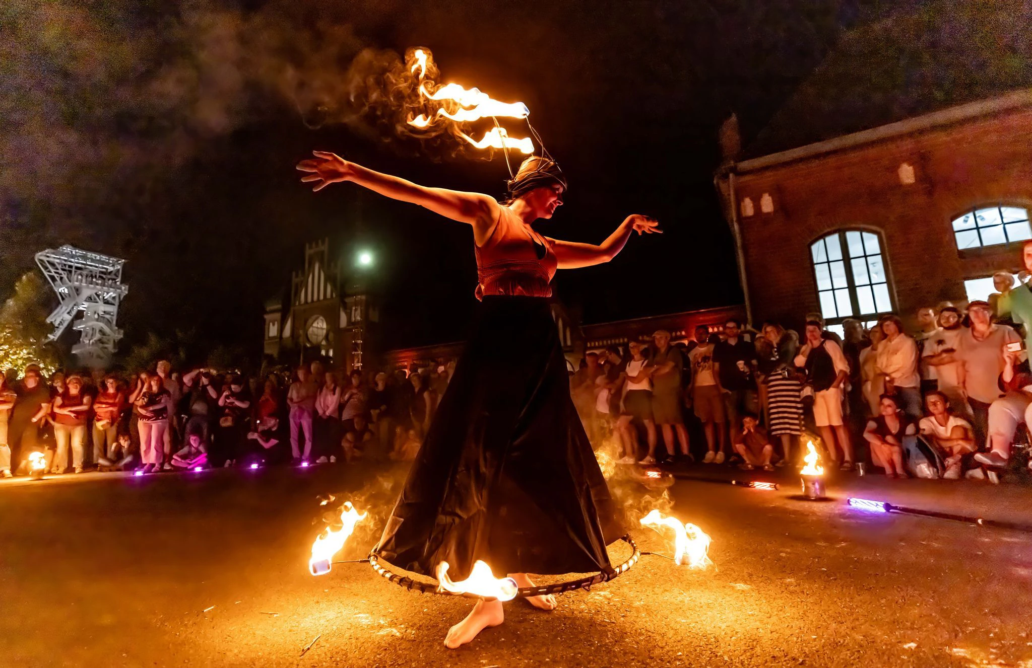 Eine Mittsommernachts-Feuershow von Artistikka sorgt vor der Kulisse der Zeche Zollern in Dortmund für viel Spannung.  