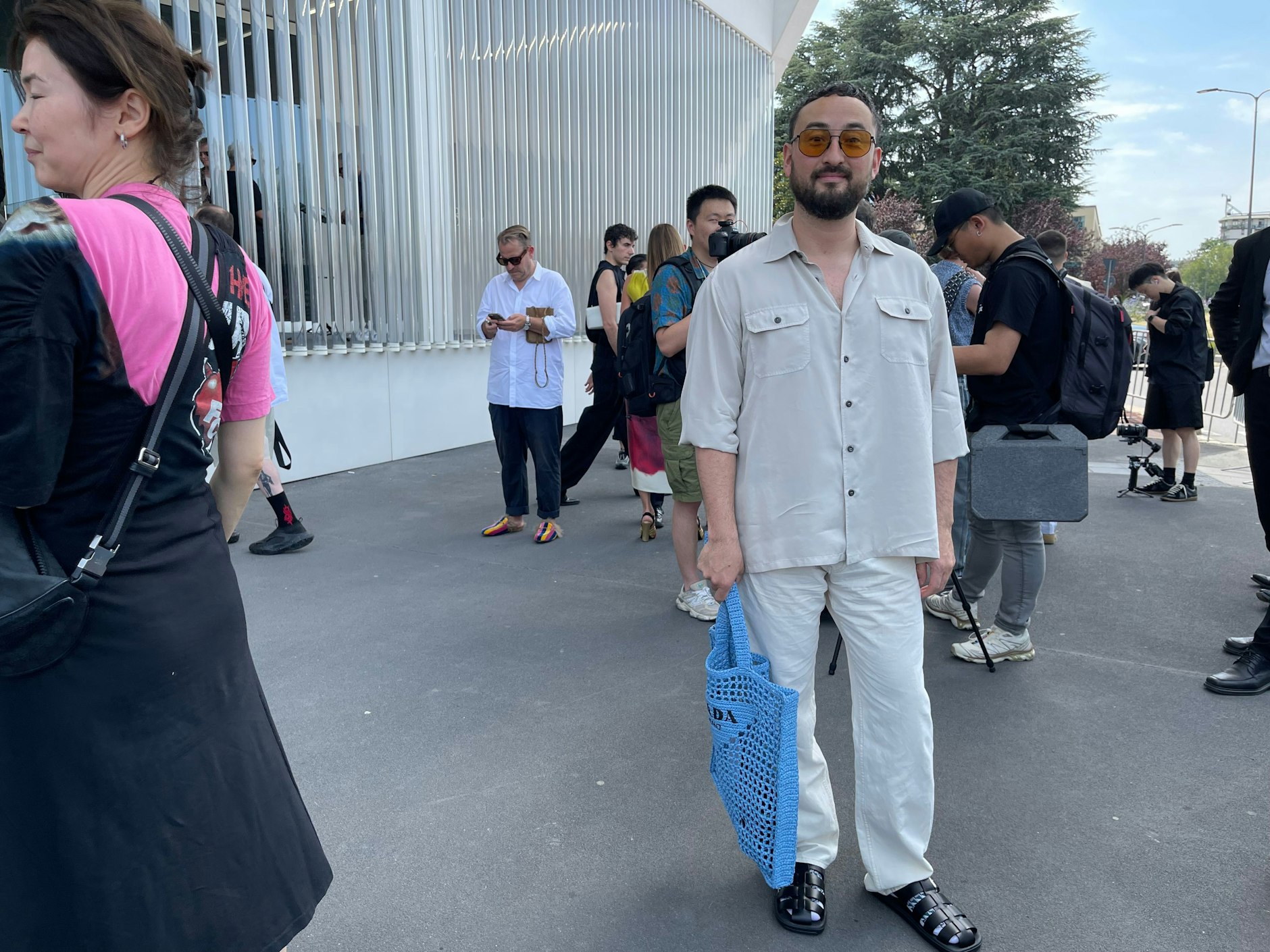 Der Berliner Künstler Simon Fujiwara ist ein Freund des Hauses Prada und ein gerngesehener Gast. Seine Kunst war auch schon in der Fondazione Prada ausgestellt.