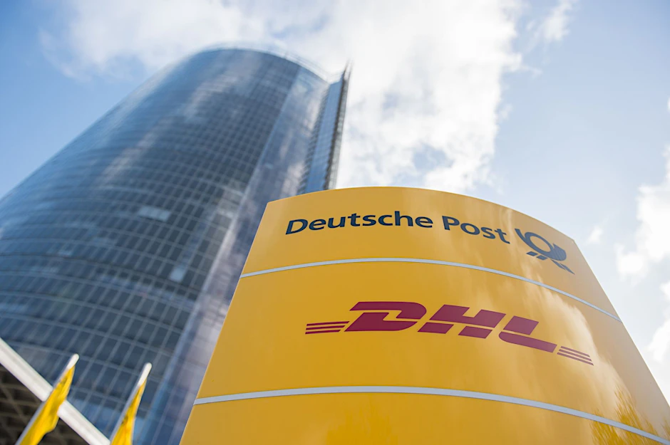 ARCHIV - Ein Schild mit dem Logo der Deutschen Post und DHL steht an der Zentrale der Deutschen Post DHL Group.  