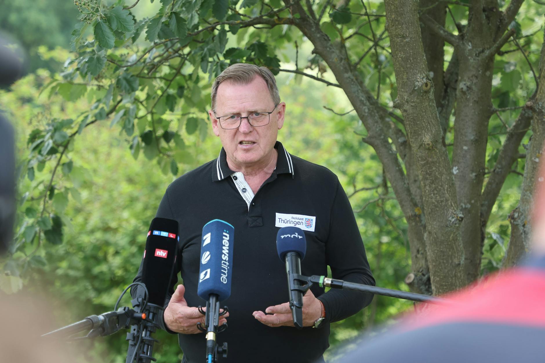 Bodo Ramelow (Die Linke), Ministerpräsident von Thüringen, gibt am Rande seiner Sommertour ein Pressestatement zum Ausgang der Landratswahl in Sonneberg ab. 