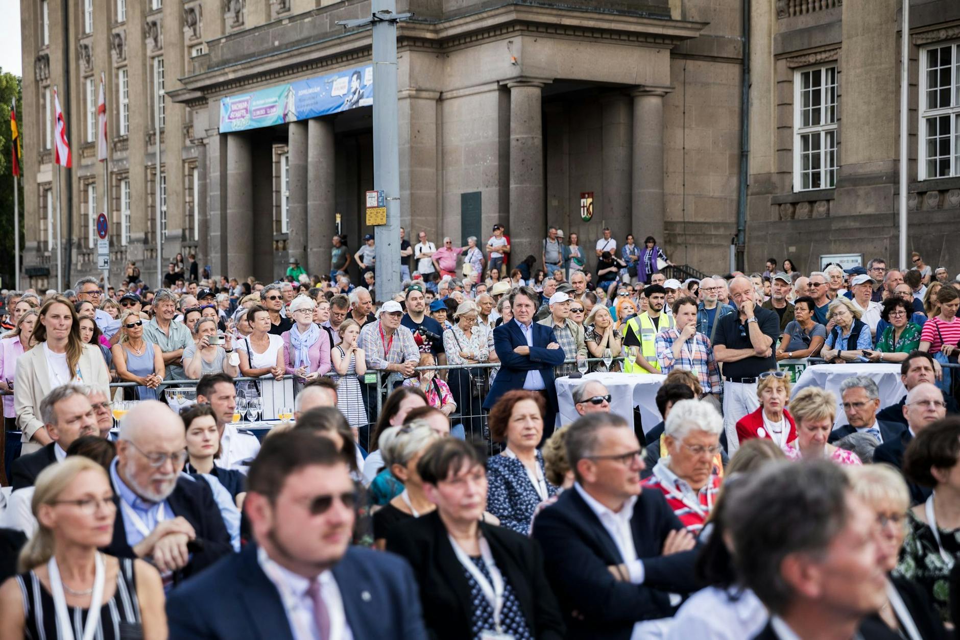 Gäste beim Bürgerfest mit Festakt anlässlich des 75. Jahrestags des Beginns der Berliner Luftbrücke und des 60. Jahrestags der legendären Rede John F. Kennedys vor dem Rathaus Schöneberg aus.