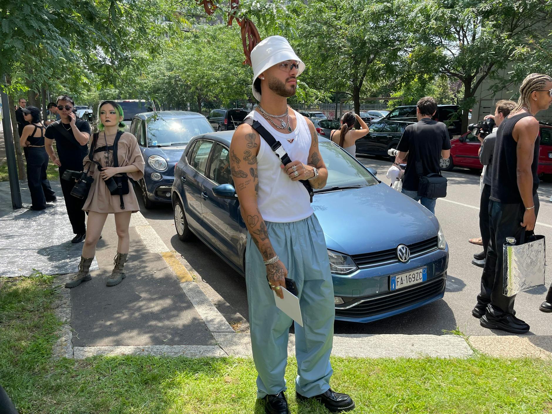 Der beliebte Prada-Fischerhut ist auch in dieser Saison wieder en vogue.