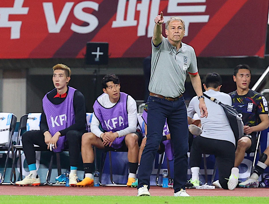 Trainer Jürgen Klinsmann (vorne) steht seit Anfang des Jahres bei Südkorea an der Seitenlinie.  