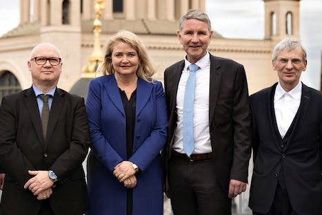Kristin Brinker mit Oliver Kirchner aus Sachsen-Anhalt (l.), Björn Höcke aus Thüringen und Gastgeber Hans-Christoph Berndt Ende März in Potsdam