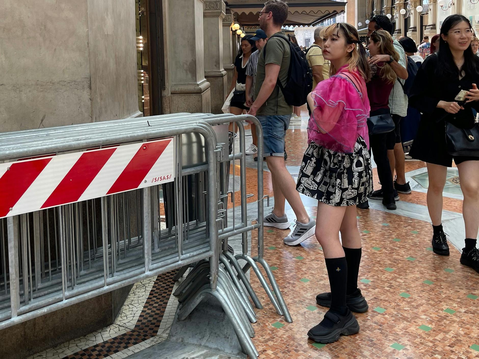 In der berühmten Galleria Vittorio Emanuele II indes gibt es fernab vom Fashion-Rummel auch einige schöne Outfits zu bestaunen. Auch diese Dame hat sich heute für schwarze Socken entschieden.