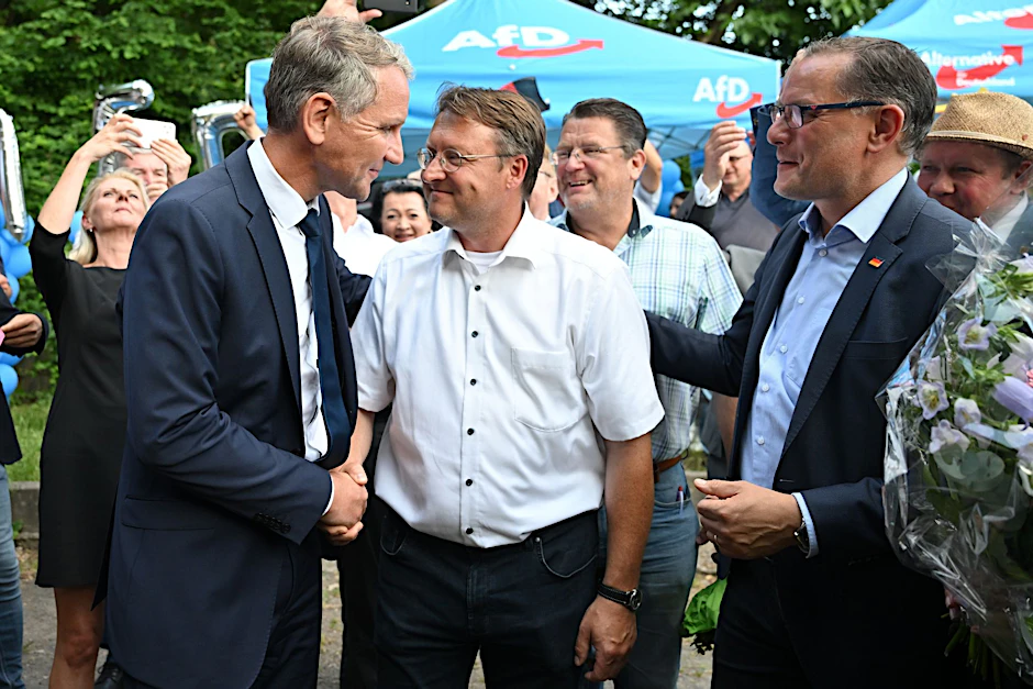 Björn Höcke, Vorsitzender der AfD Thüringen, und Tino Chrupalla, AfD-Bundesvorsitzender, gratulieren dem Wahlsieger Robert Sesselmann.