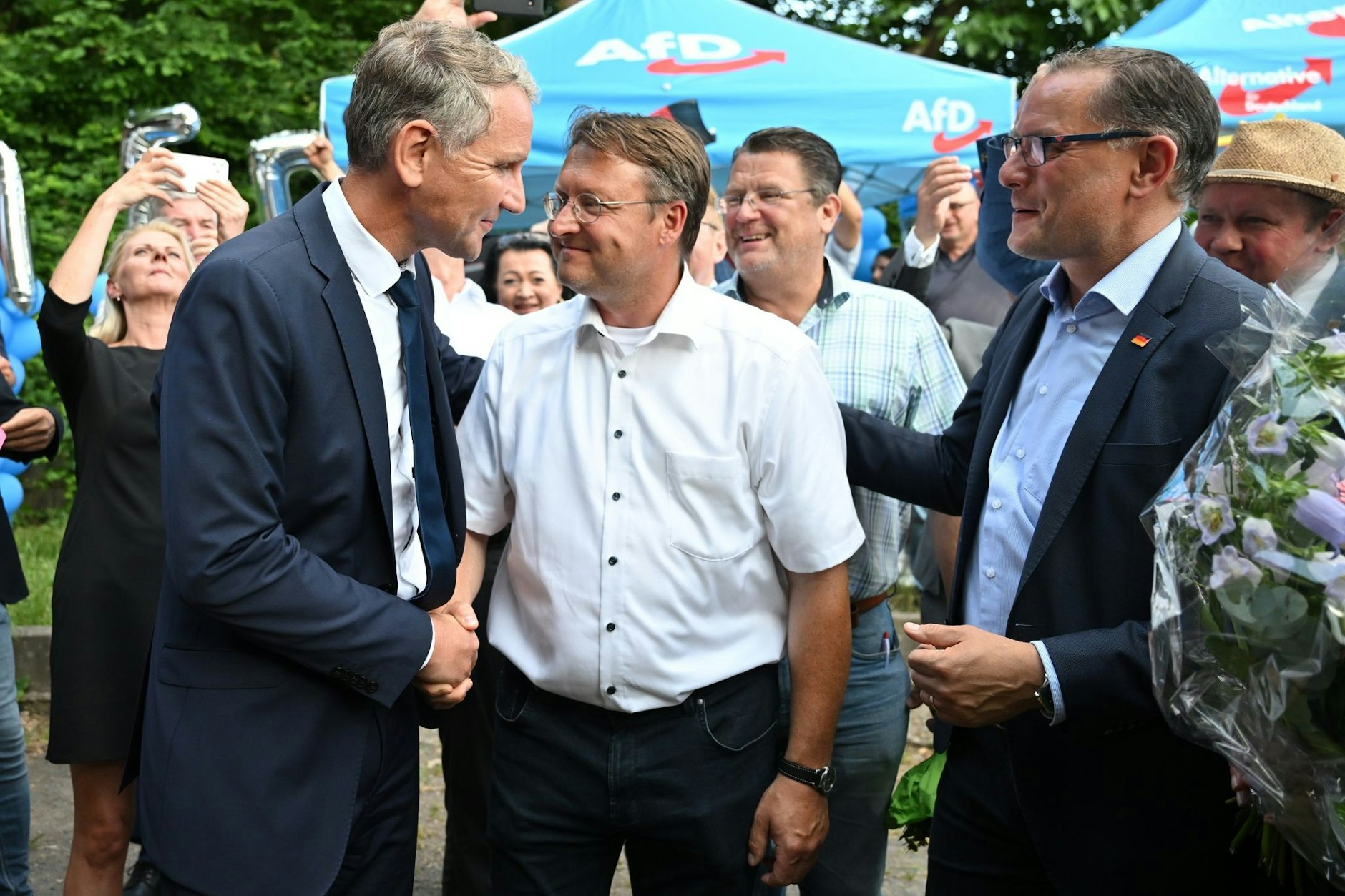 Björn Höcke, Vorsitzender der AfD Thüringen, und Tino Chrupalla, AfD-Bundesvorsitzender, gratulieren dem Wahlsieger Robert Sesselmann.