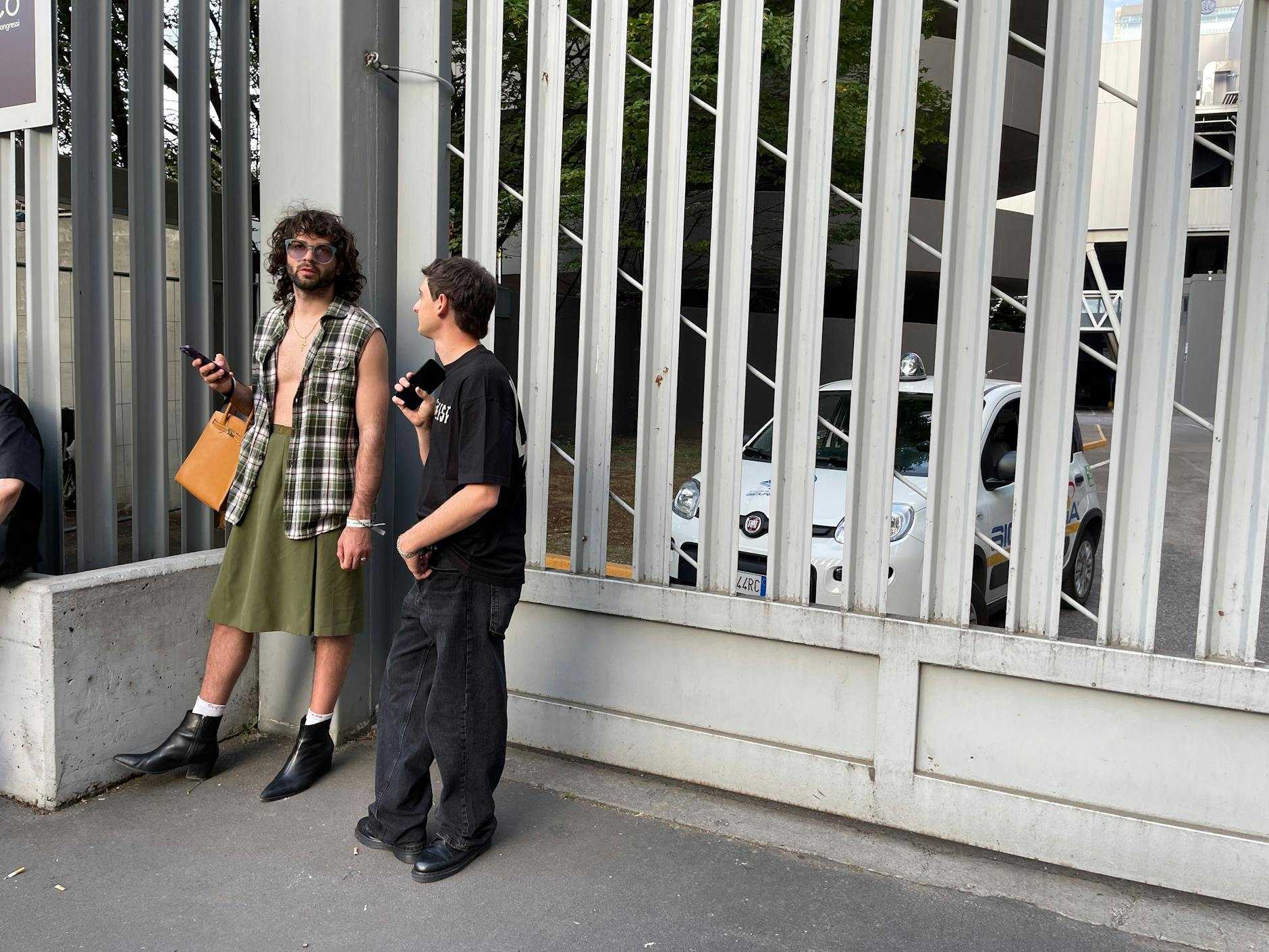 Warten auf den Einlass: Gleich beginnt die Fashionshow der Berliner 44 Label Group. 