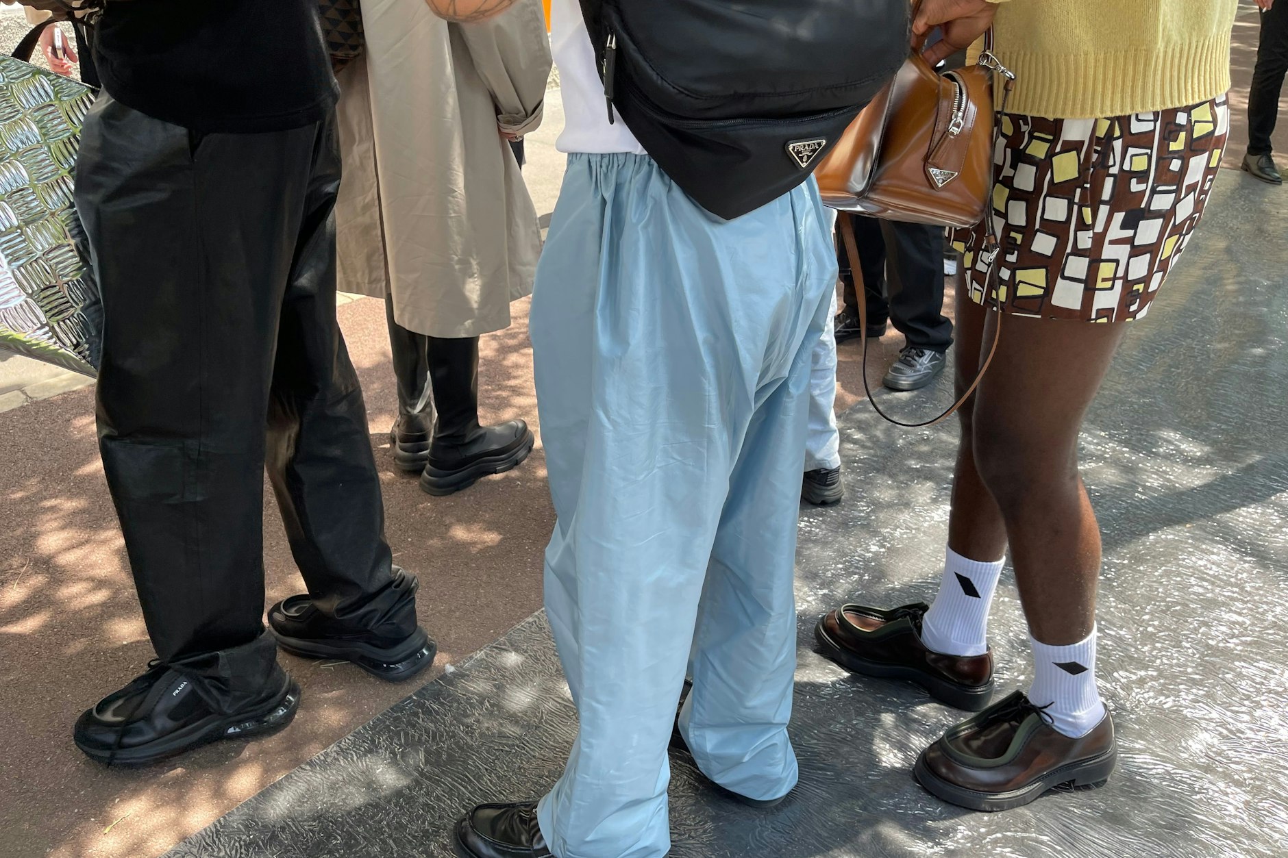 Viele schöne Prada-Taschen gibt's zu bestaunen. Auch Tennissocken sieht man (links), wobei sie so langsam der eleganten Variante in Schwarz oder Dunkelblau weichen.