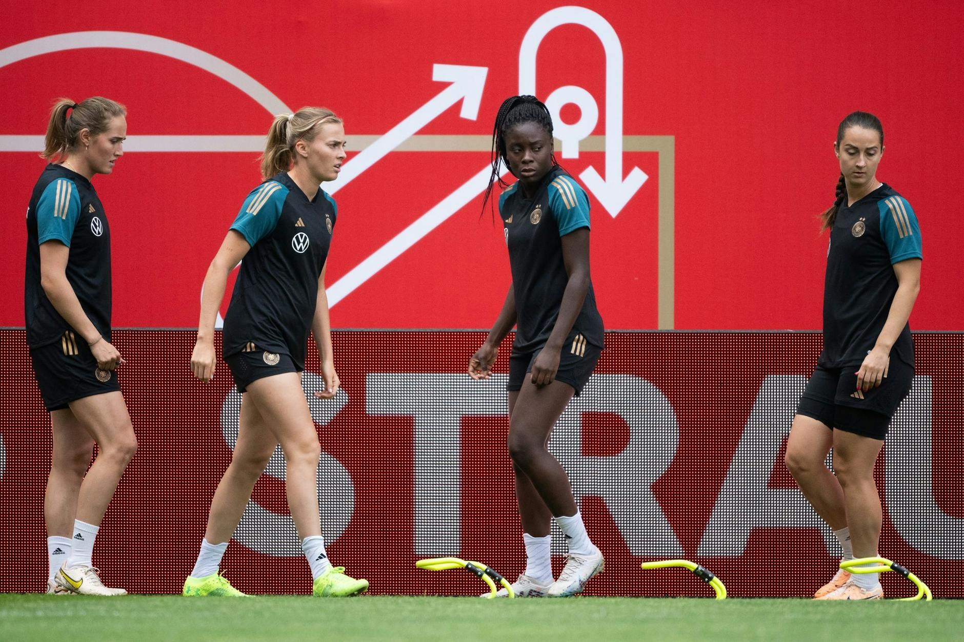 Die Prämienkurve zeigt nach oben: Deutschlands Nationalspielerinnen Sydney Lohmann, Laura Freigang, Nicole Anyomi und Sara Däbritz (v.l.) beim Training. 