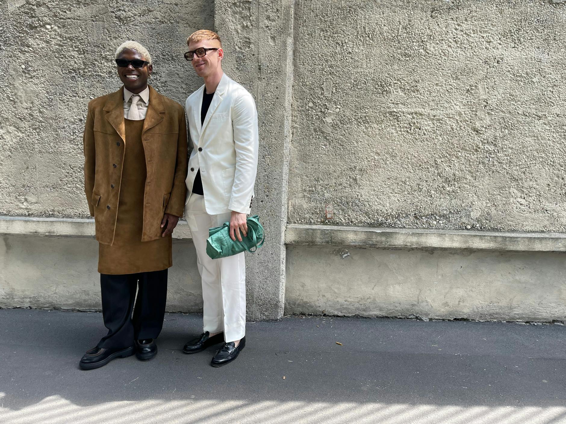 Die einen gucken extra ernst für Fotos, die anderen lächeln sympathisch - wie dieses wohlgekleidete Paar. 