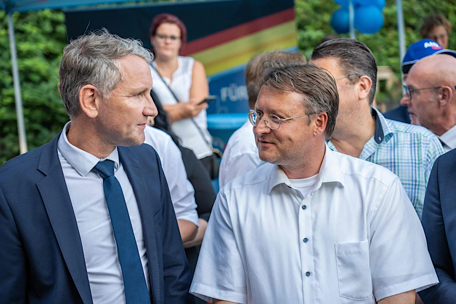 Robert Sesselmann und Björn Höcke (l.). Erstmals stellt die AfD einen Landrat.&nbsp;
