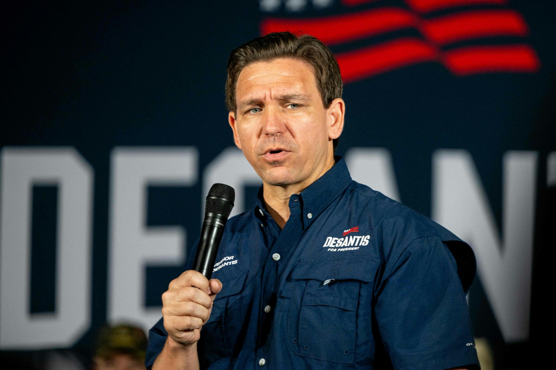 Ron DeSantis spricht bei einer Wahlkampfveranstaltung in der US-Grenzstadt Eagle Pass.