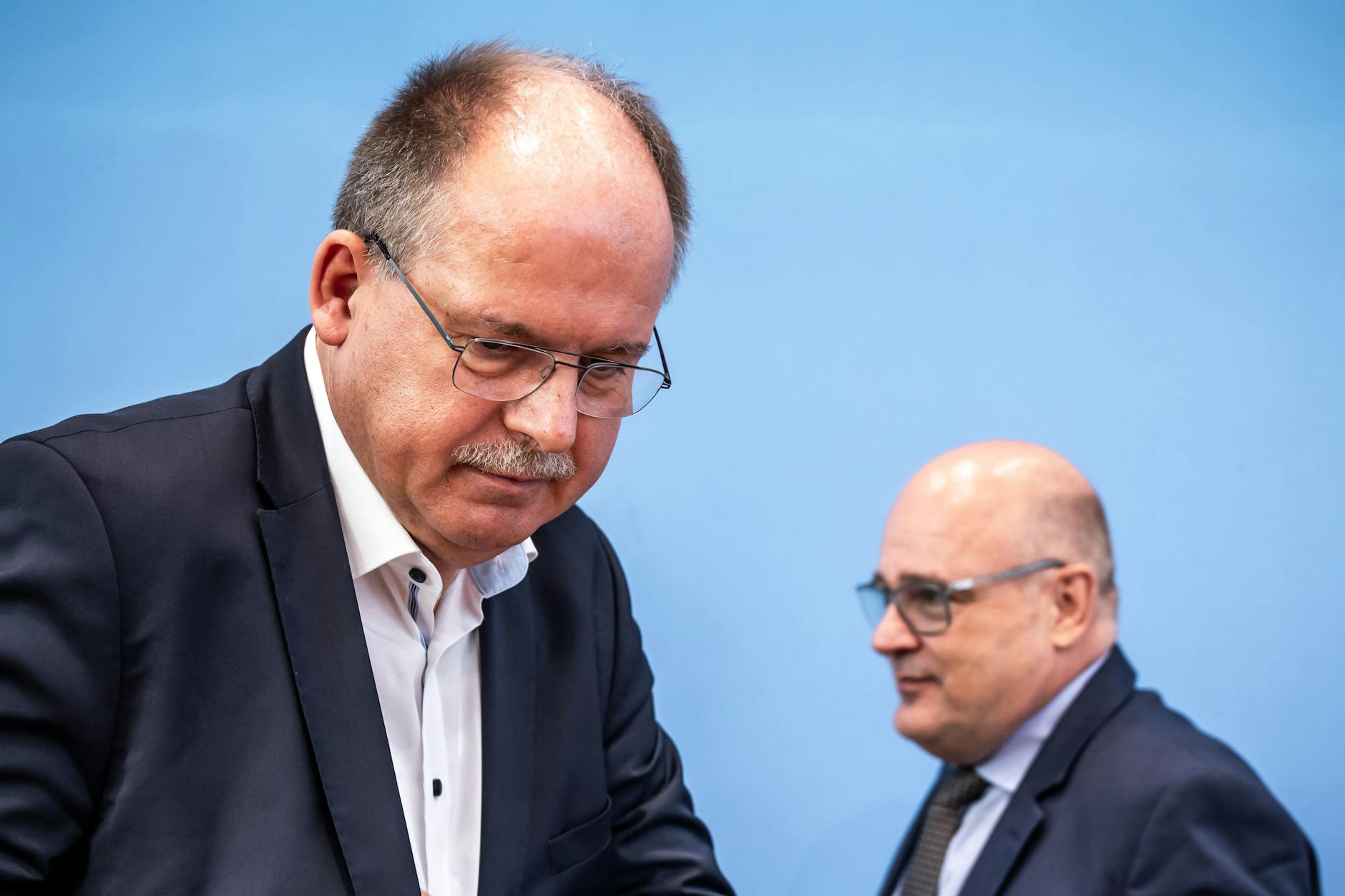 Stefan Körzell (DGB, l.) und Arbeitgeberpräsident Steffen Kampeter sind völlig unterschiedlicher Meinung über die angemessene Höhe des Mindestlohns.