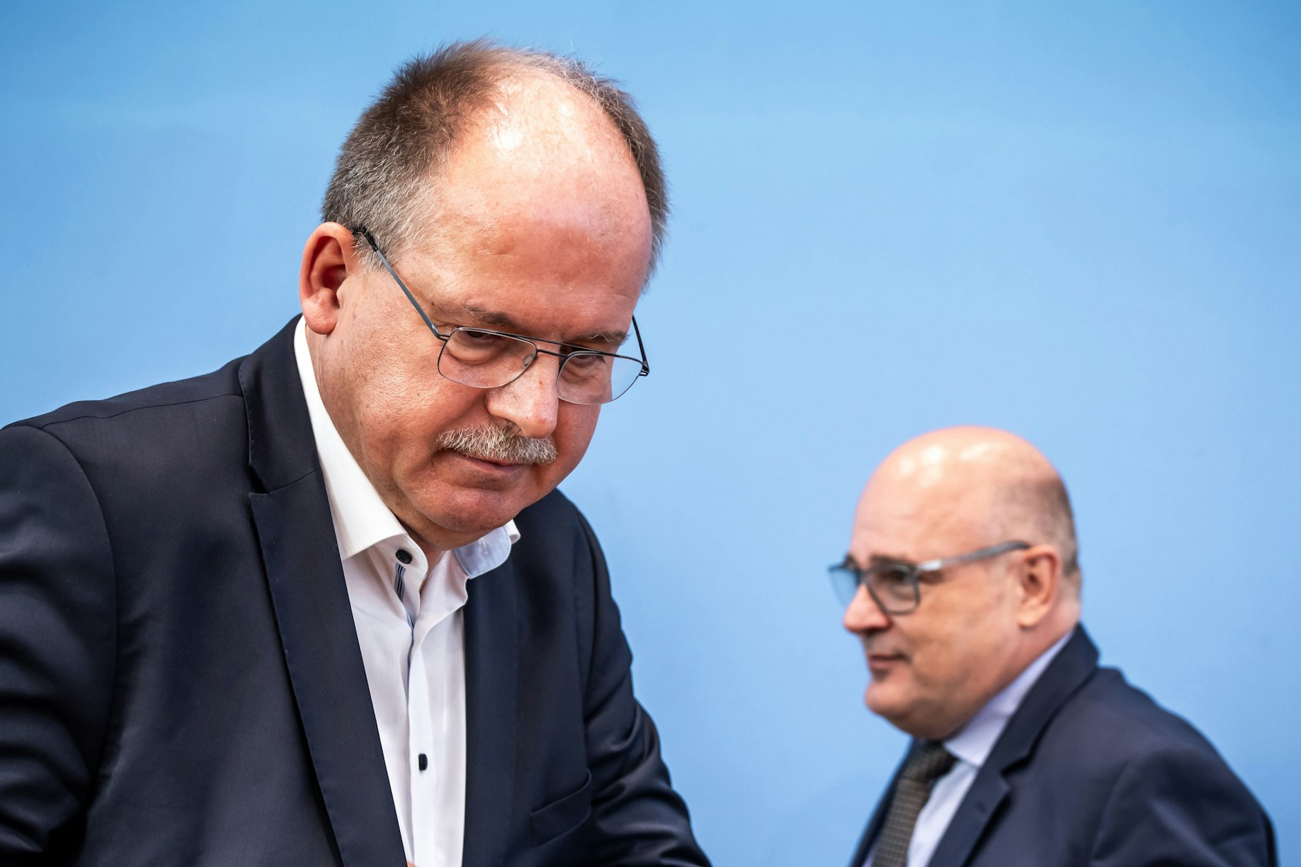 Stefan Körzell (DGB, l.) und Arbeitgeberpräsident Steffen Kampeter sind völlig unterschiedlicher Meinung über die angemessene Höhe des Mindestlohns.