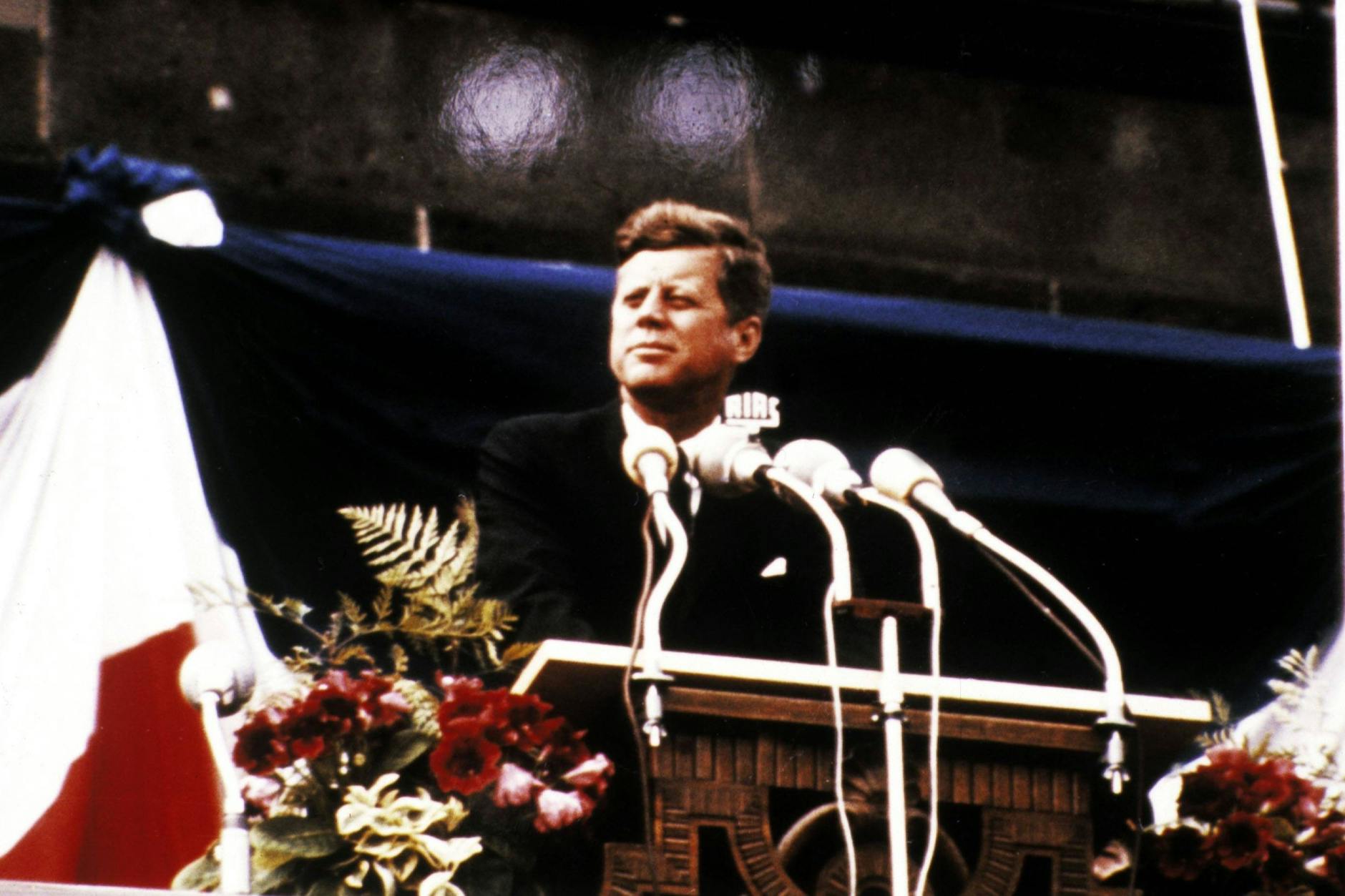 US-Präsident John F. Kennedy am 26. Juni 1963 bei seiner historischen Rede auf dem Balkon des Schöneberger Rathauses in West-Berlin.