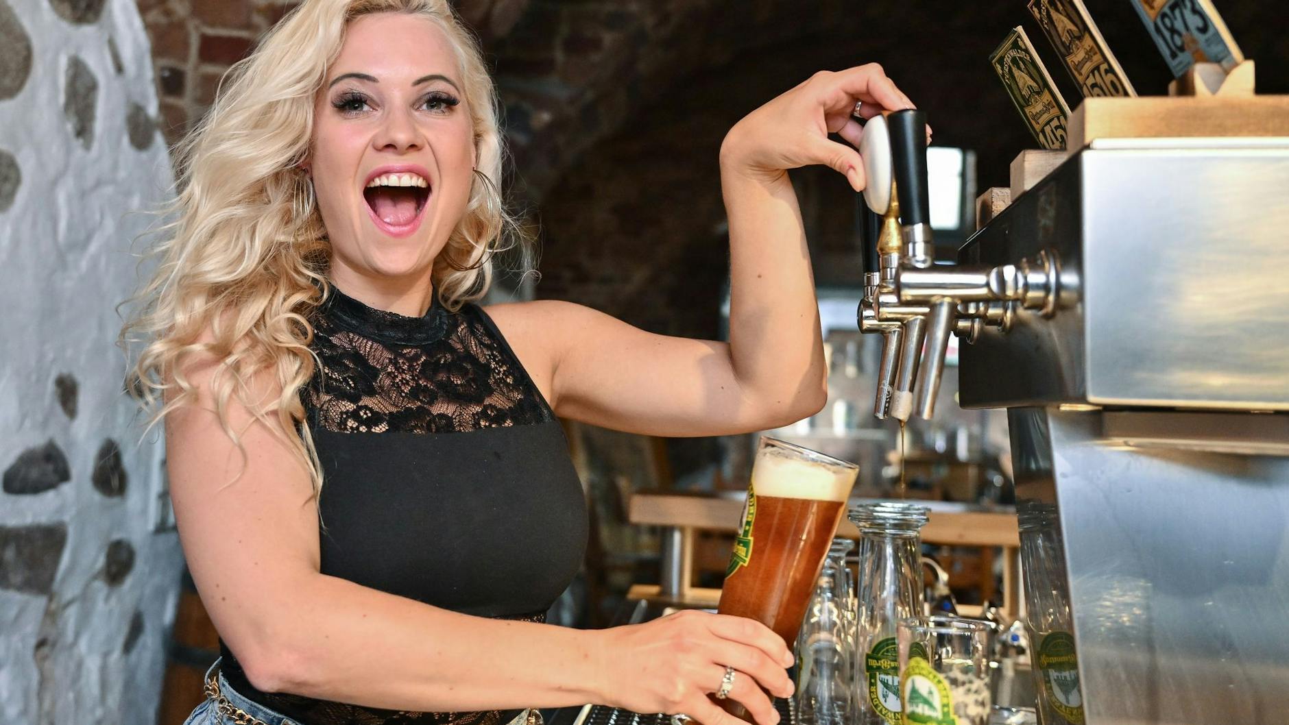 Steffi Landerer zapft ein Bier in der Rathausbrauerei Fürstenwalde.
