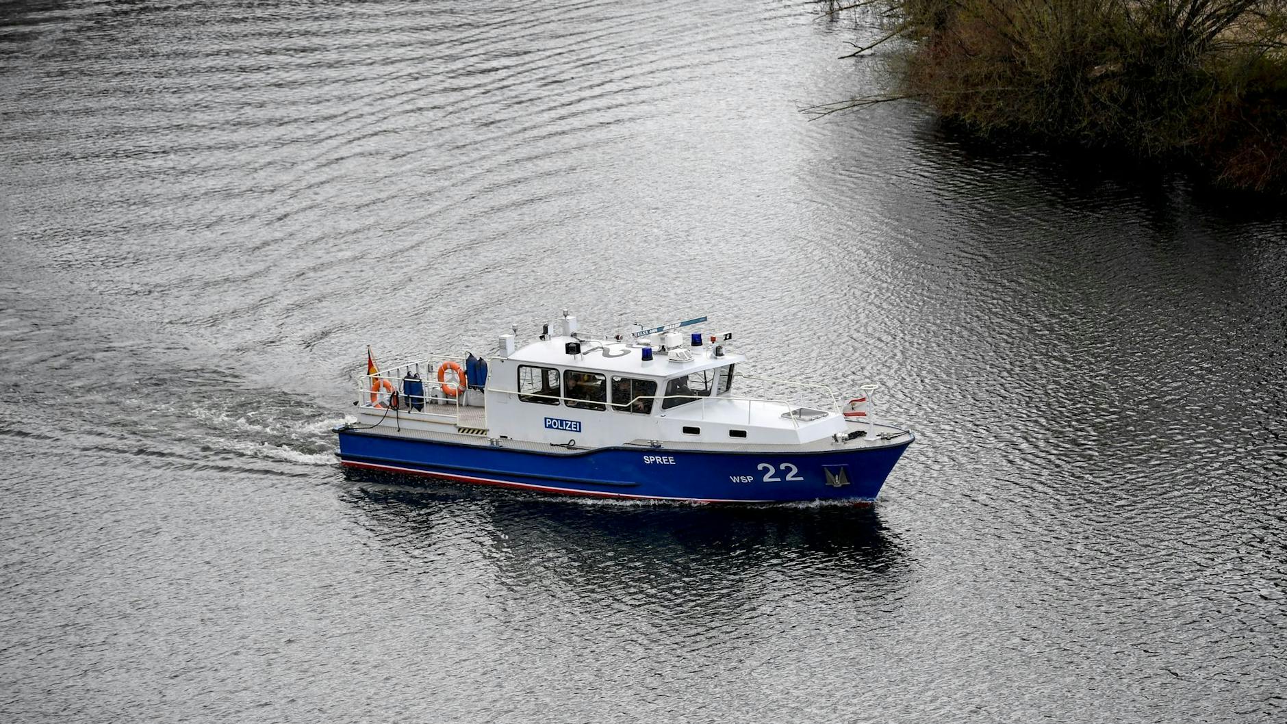 Bisher ist die Wasserschutzpolizei Temposündern unterlegen. Mit solchen Schiffen fahren die Beamten über die Spree.