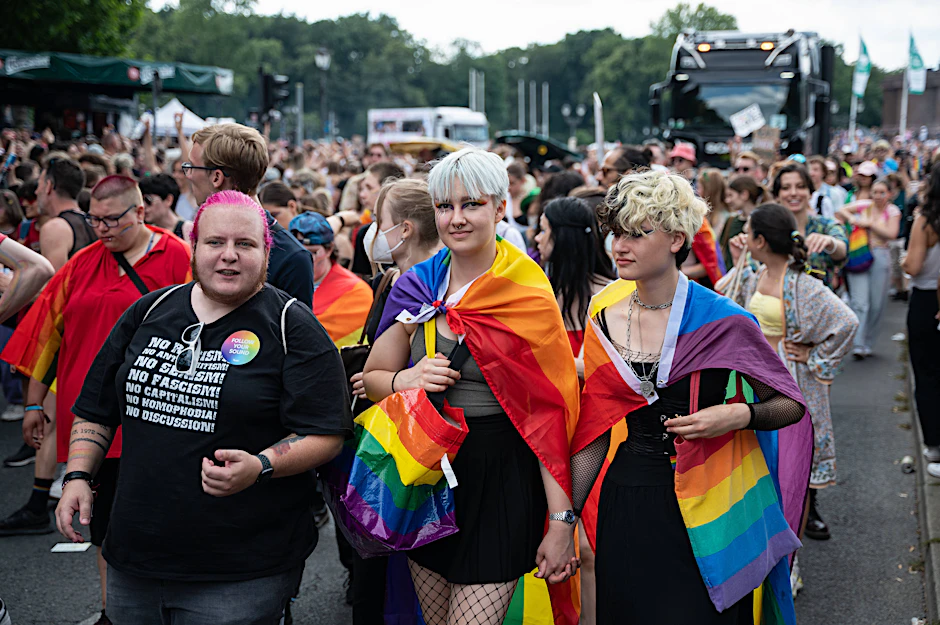 „Konzerne profitieren von LGBT-Aktionen“: Sind Deutsche toleranter als Amerikaner?