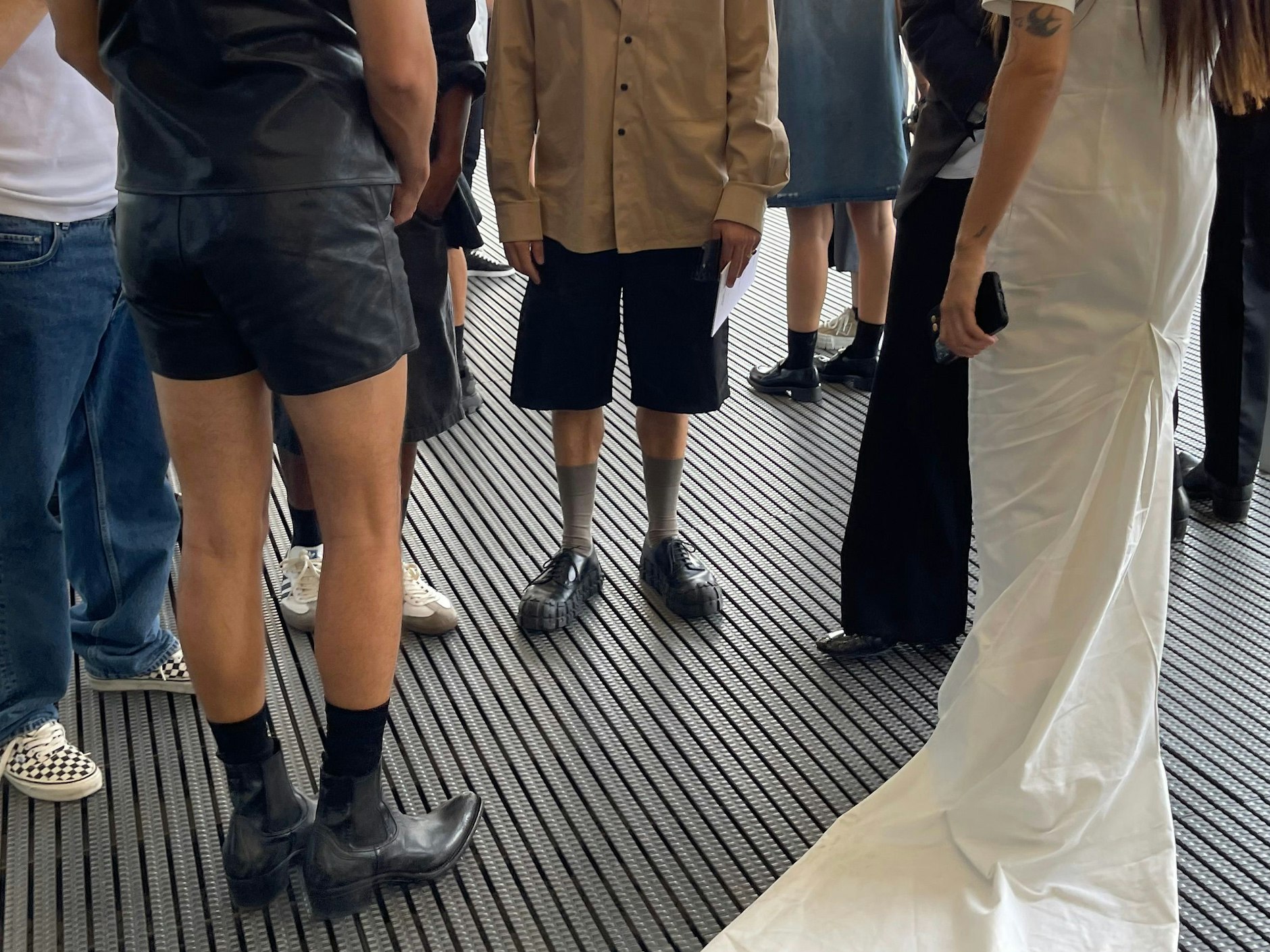 Hier der Star-Look in der Runde (links): die Cowboy-Stiefeletten samt schwarzer Socken.&nbsp;