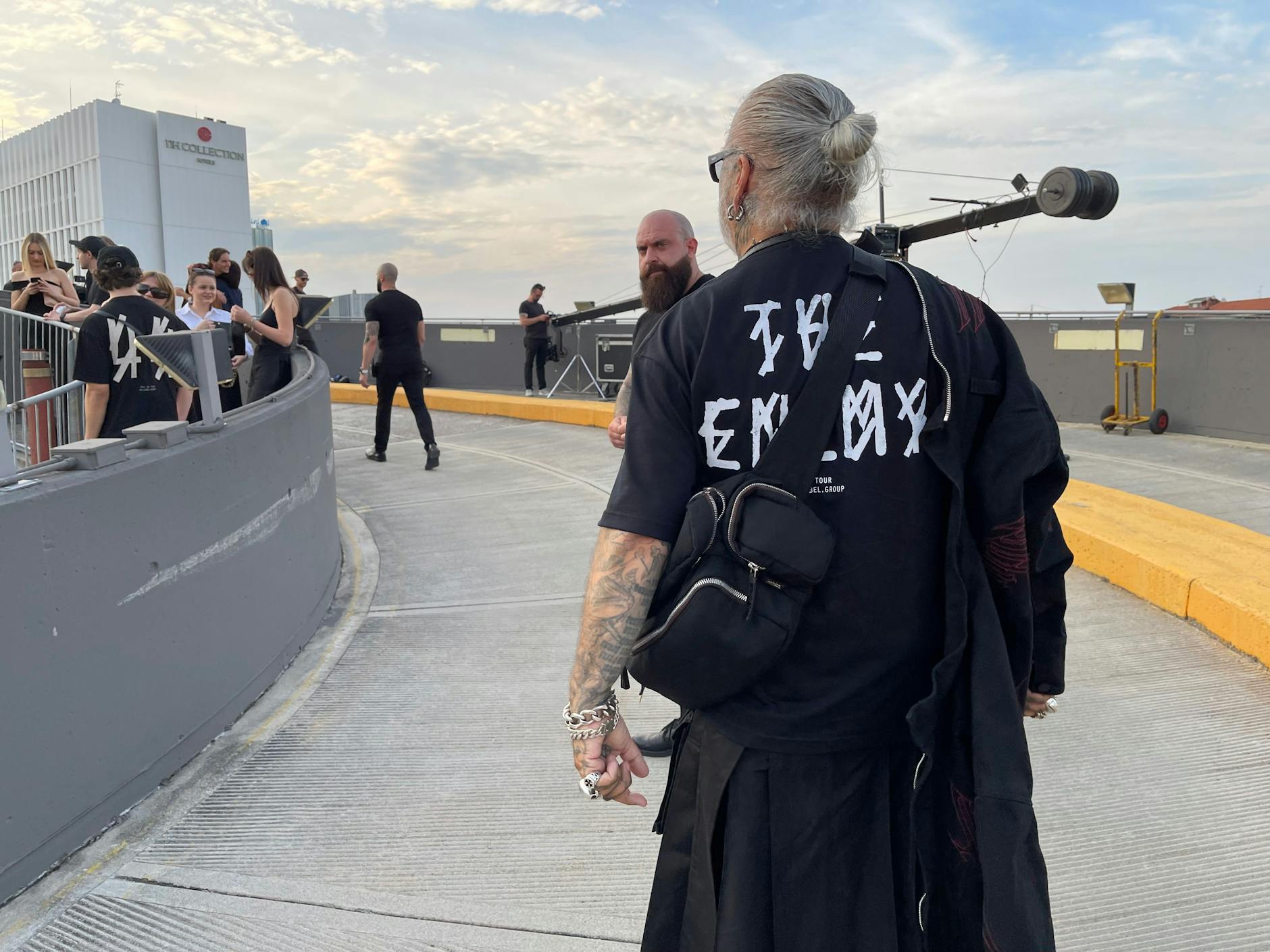 Auch von hinten zu erkennen: Der Berhain-Türsteher und Fotograf Sven Marquard. Er ist zur 44-Label-Group-Show auf dem Mailänder Messegelände angereist. 