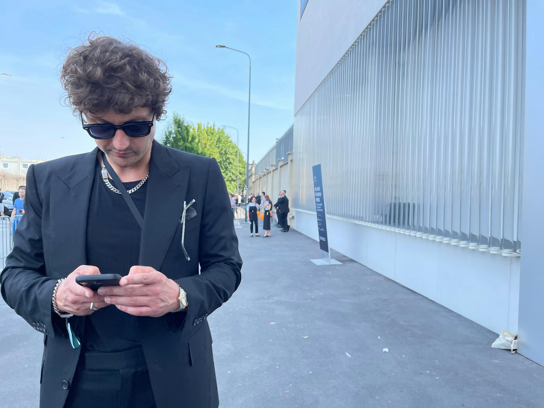 Ohne Smartphone geht es bei der Fashion Week nicht. Wohl dem, der einen vollen Akku hat.