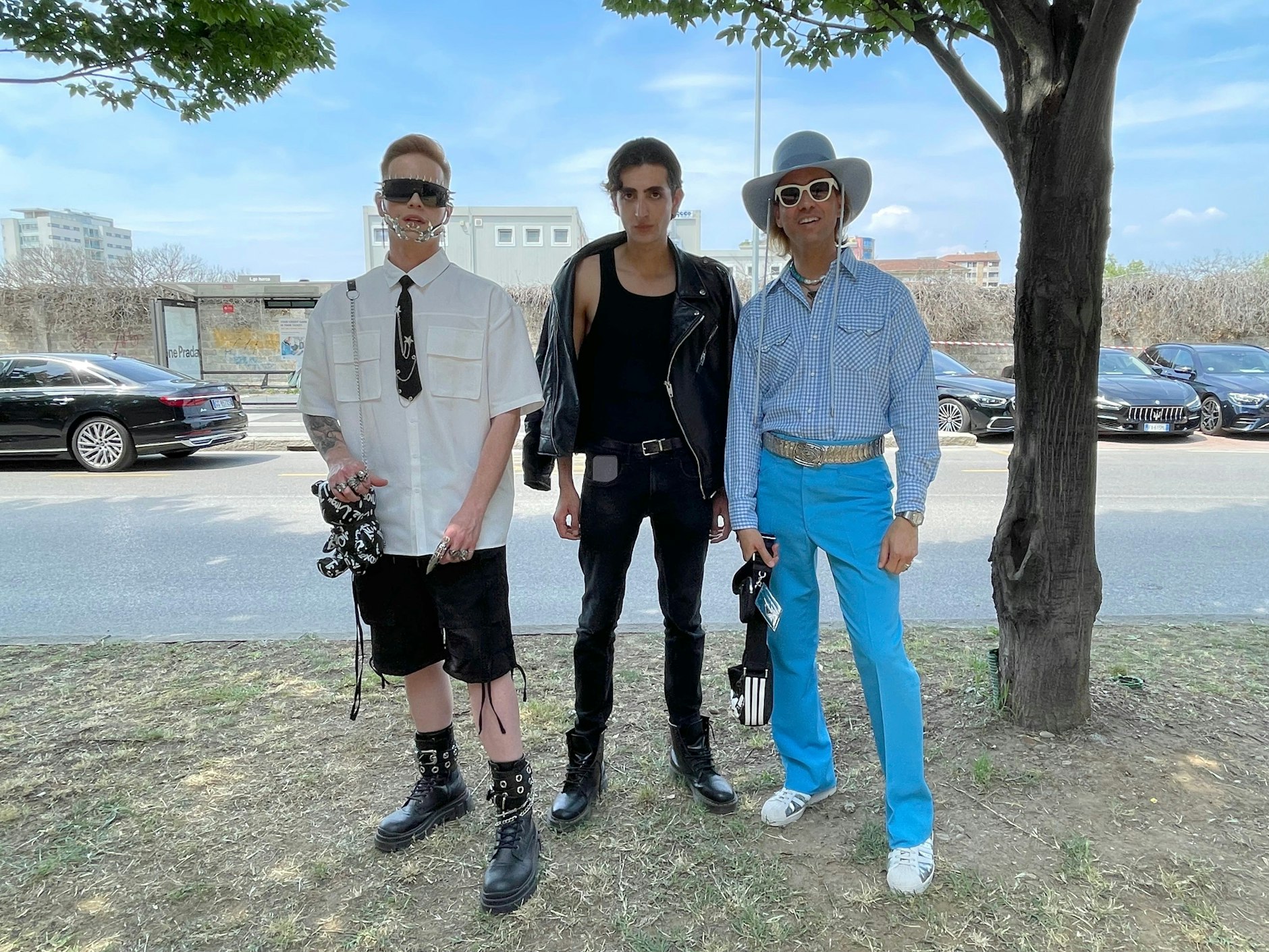 Drei Männer, drei Looks: bunt zusammengewürfelter Street Style am Wegesrand.&nbsp;