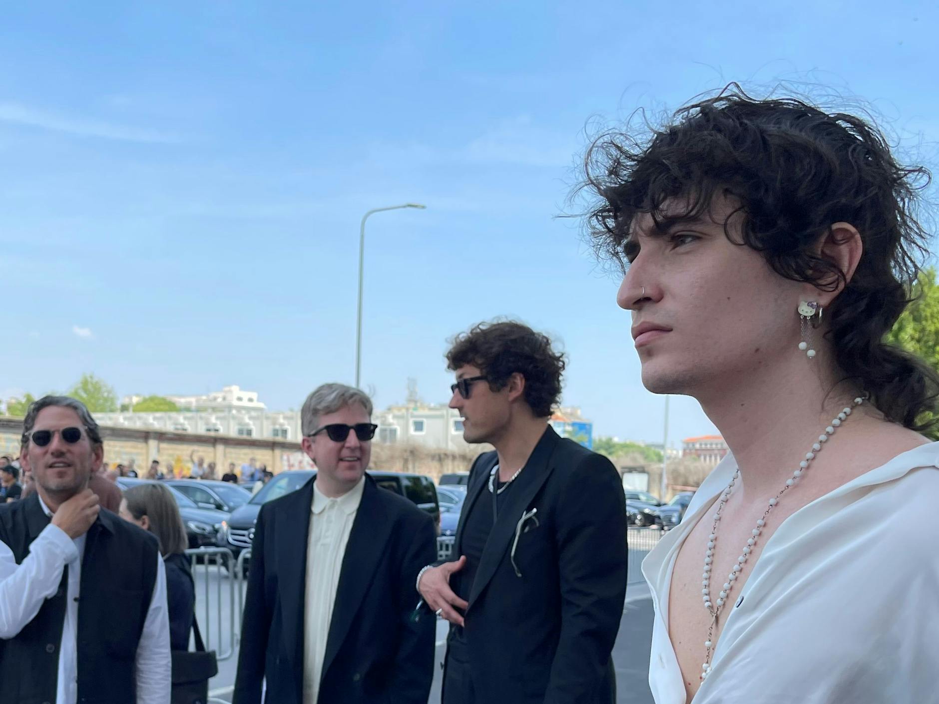 Der Vokuhila ist nicht tod zu kriegen. Vielleicht weil er das Ohr so schön einrahmt; an selbigem hängt bei diesem Gast ein Hello-Kitty-Ohrring mit zwei Perlen. 