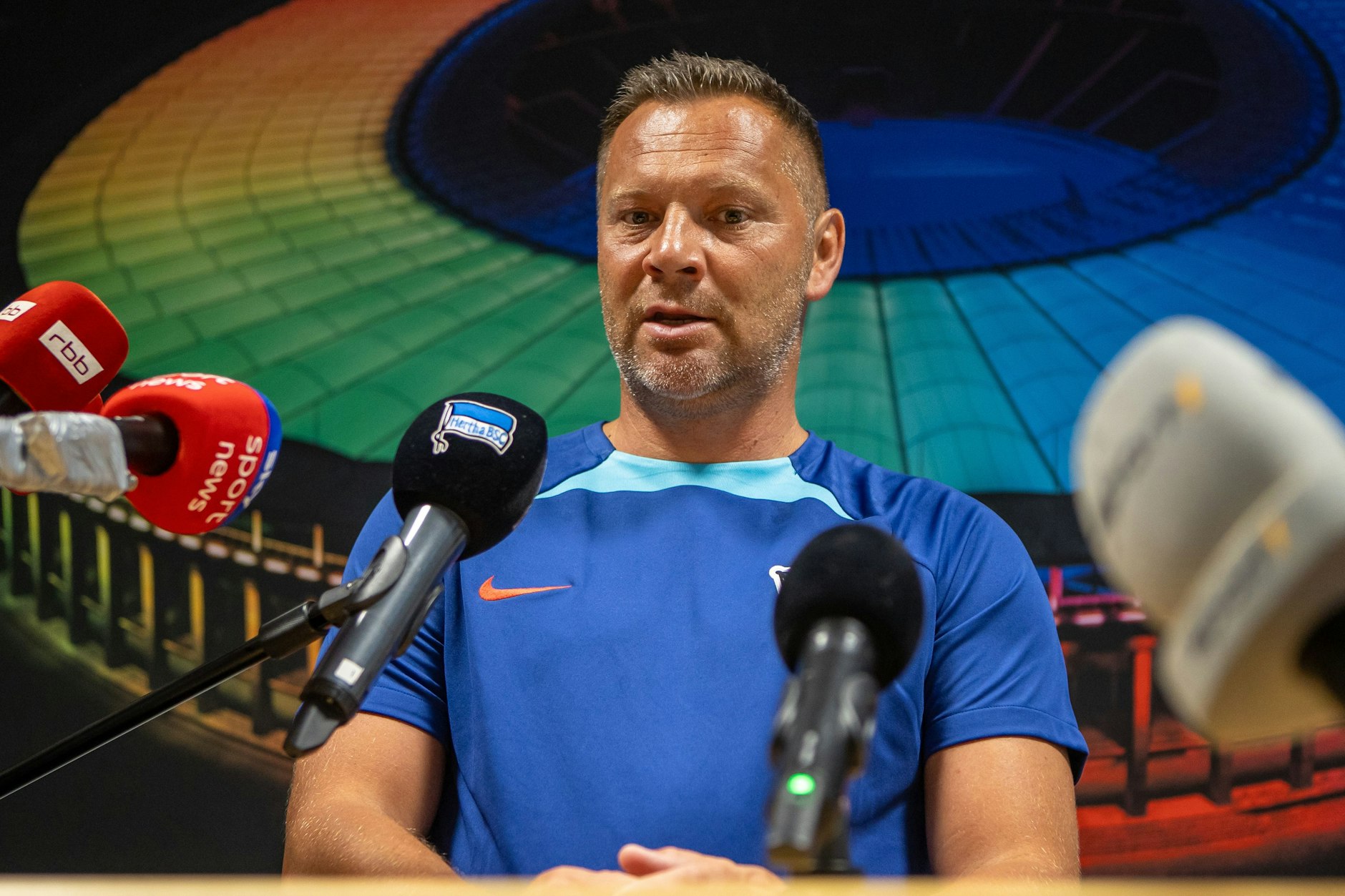 Die Fragen der Journalisten beantwortete Herthas Trainer Pal Dardai am Montag nicht auf dem Platz im Regen, sondern im Trockenen vor einem Foto des Olympiastadions.&nbsp;