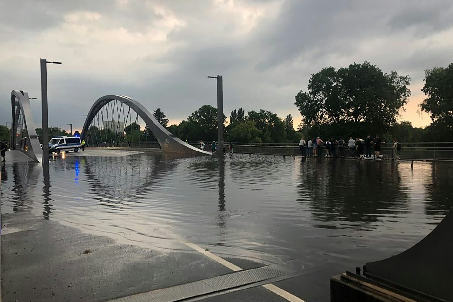 Die Polizei sperrt wegen einer Überschwemmung die Fahrbahn der Freybrücke in Spandau.