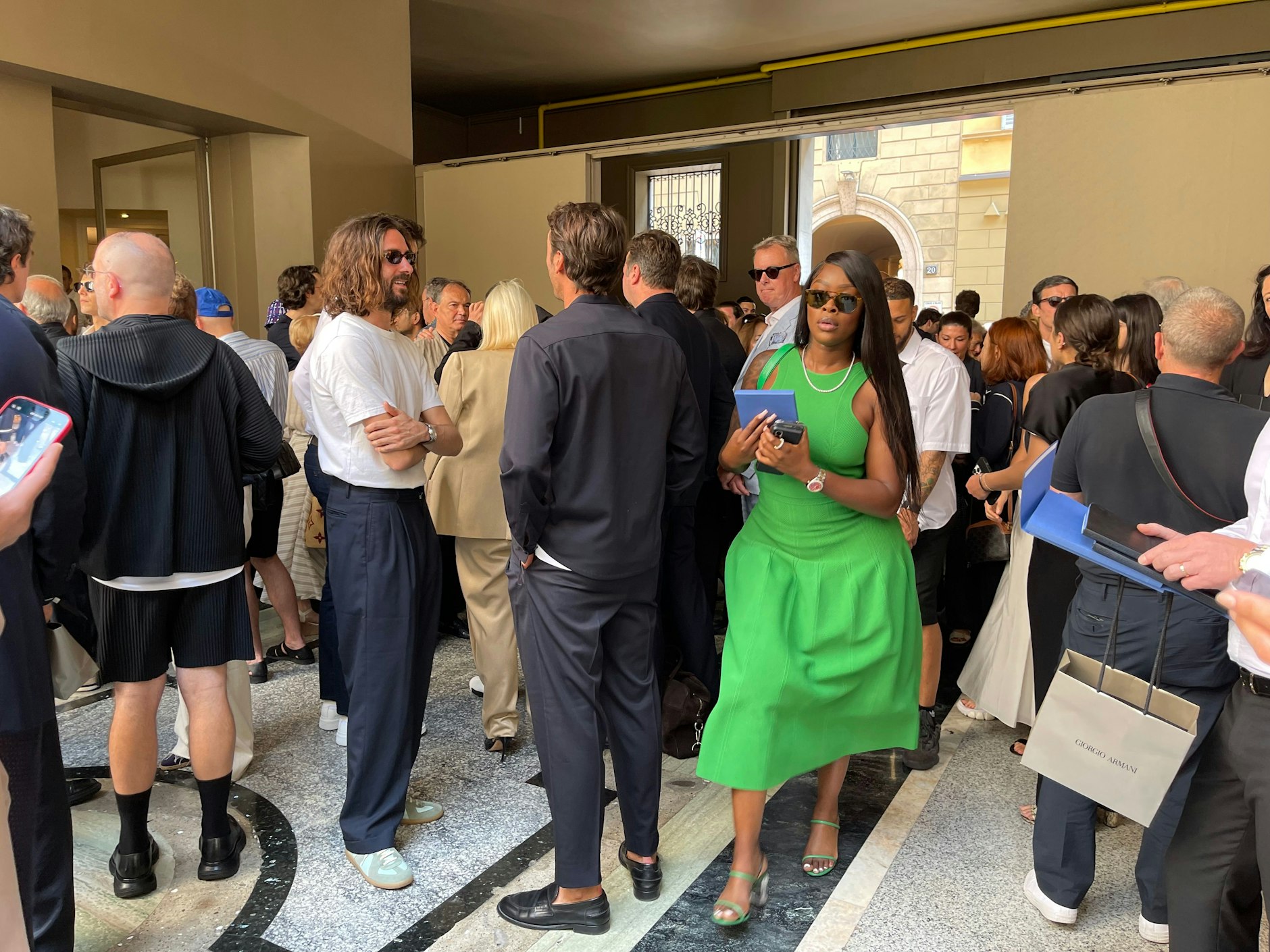 Und hier kommt eine Dame im knallig-grünen Kleid. Rechts: der bereits erwähnte Socken-Trend.