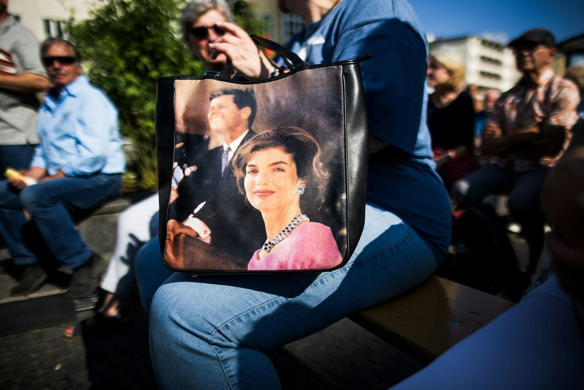 Gäste bei einem Bürgerfest mit Festakt anlässlich des 75. Jahrestags des Beginns der Berliner Luftbrücke und des 60. Jahrestags der legendären Rede John F. Kennedys vor dem Rathaus Schöneberg aus.  