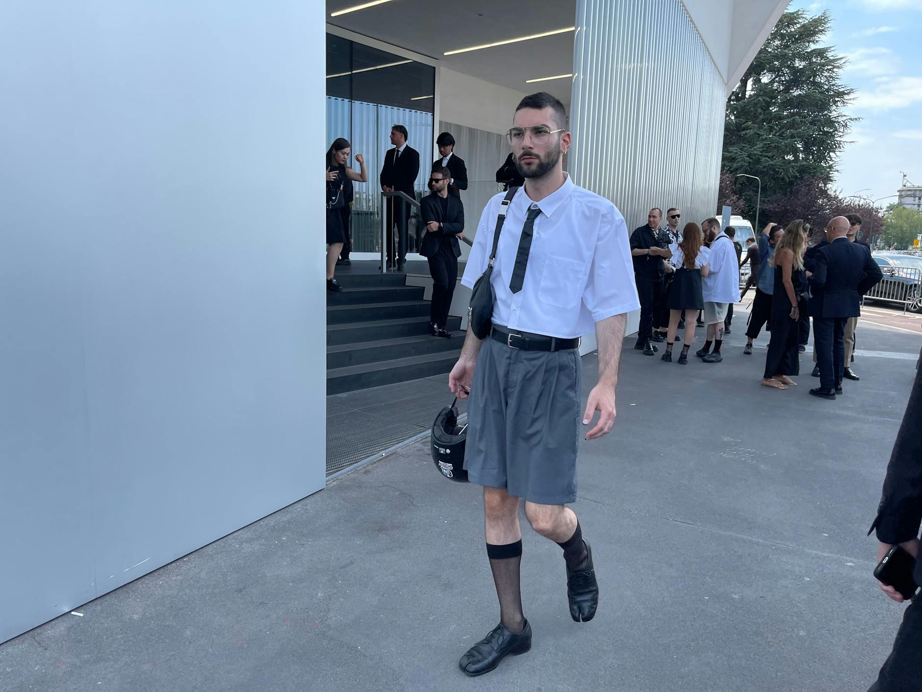 Dieser Herr kombiniert zum „Tabi“-Margiela-Schuh ein Paar dunkle Strümpfe in halbdurchsichtig.