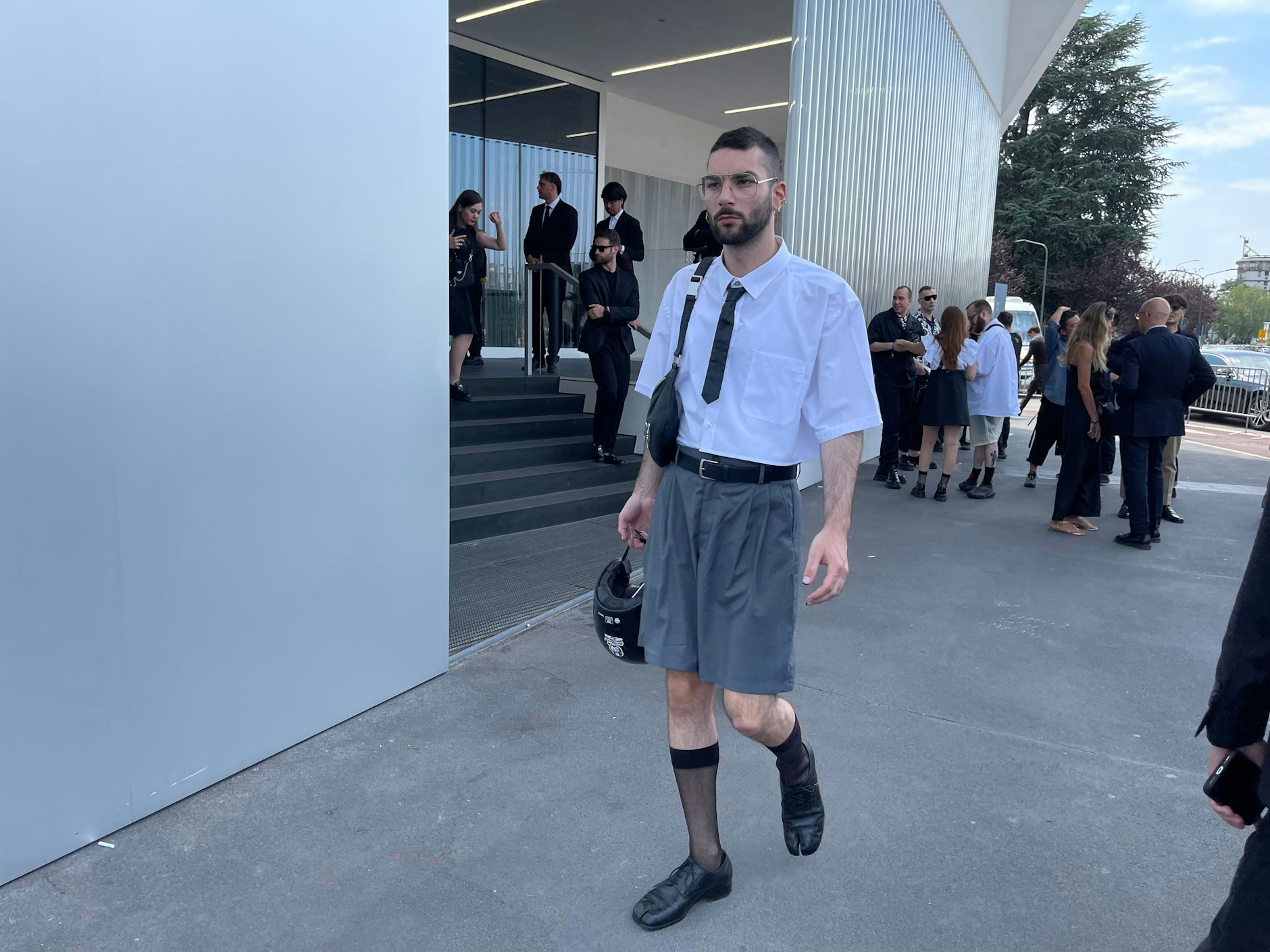 Dieser Herr kombiniert zum „Tabi“-Margiela-Schuh ein Paar dunkle Strümpfe in halbdurchsichtig.