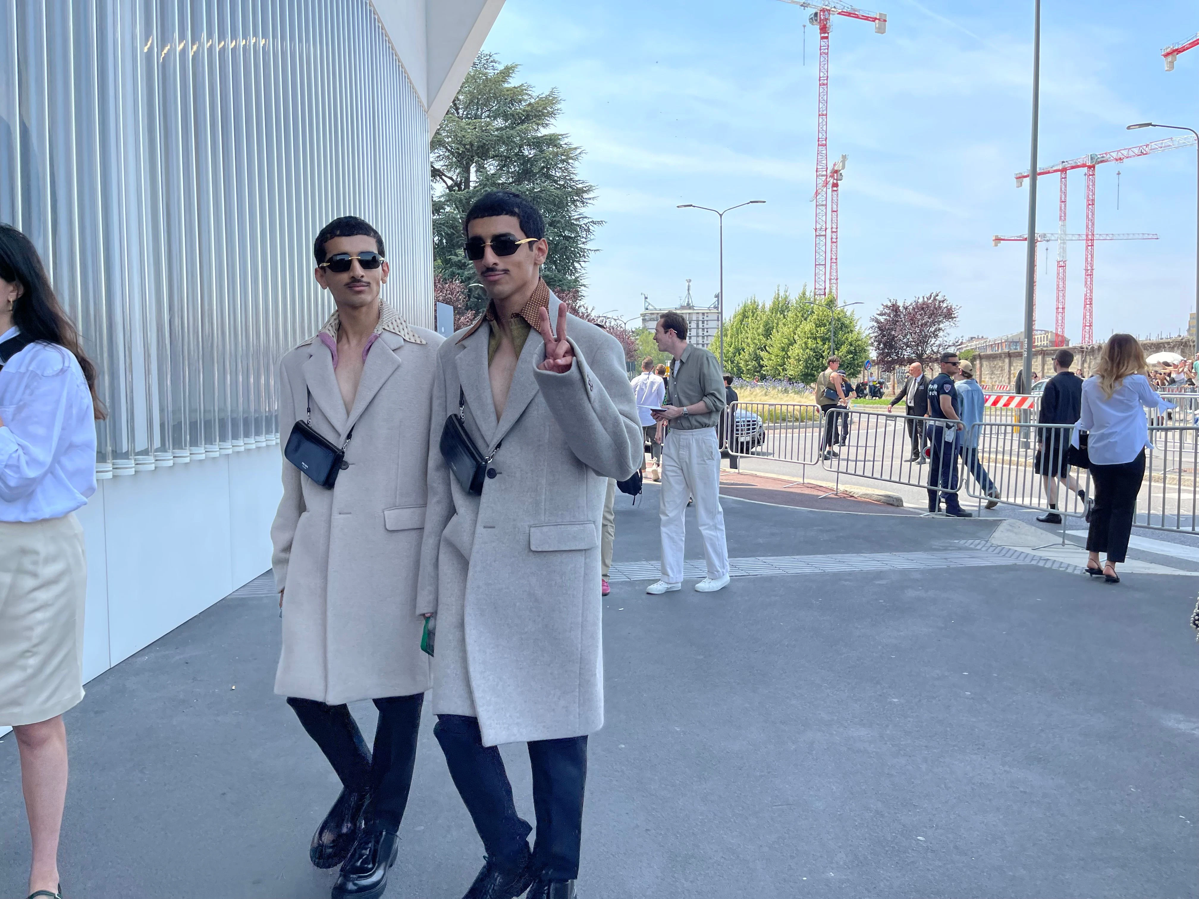 Prada tutti completti: Die Zwillinge Mohammed und Humaid Hadban aus den Vereinigten Arabischen Emiraten grüßen freundlich.