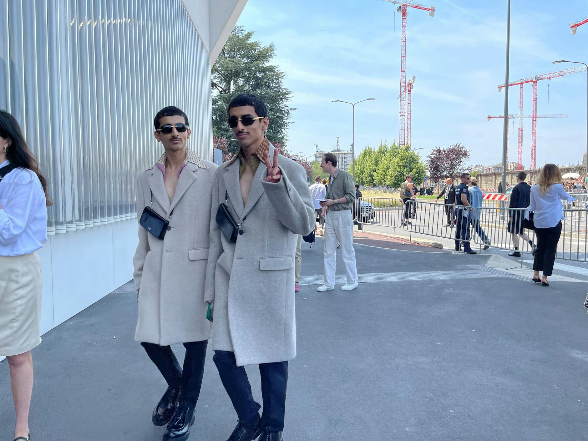 Prada tutti completti: Die Zwillinge Mohammed und Humaid Hadban aus den Vereinigten Arabischen Emiraten grüßen freundlich.