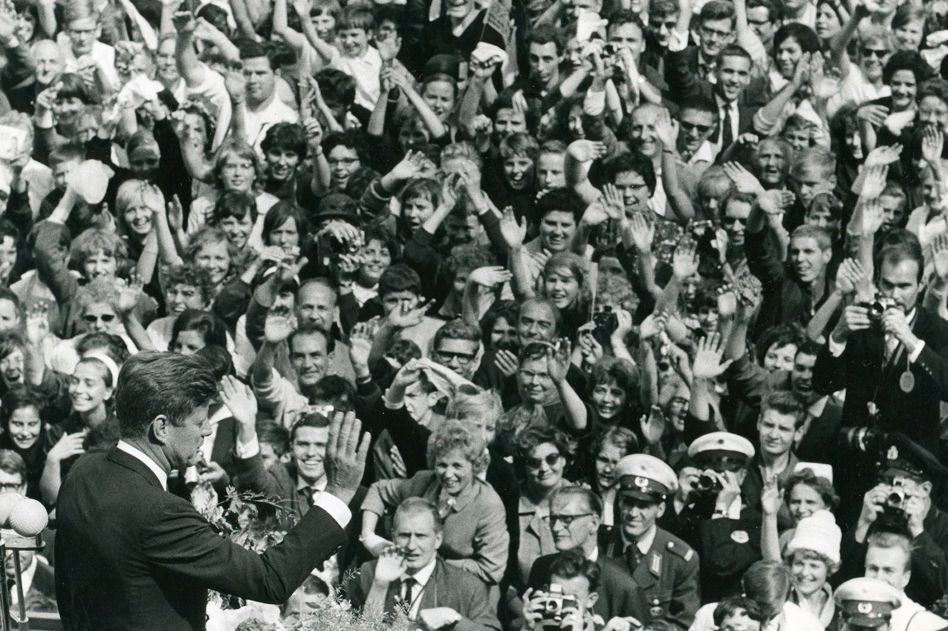 War kein Berliner und hat das natürlich auch nicht so gemeint: John F. Kennedy bei seiner berühmten Rede vor dem Schöneberger Rathaus.