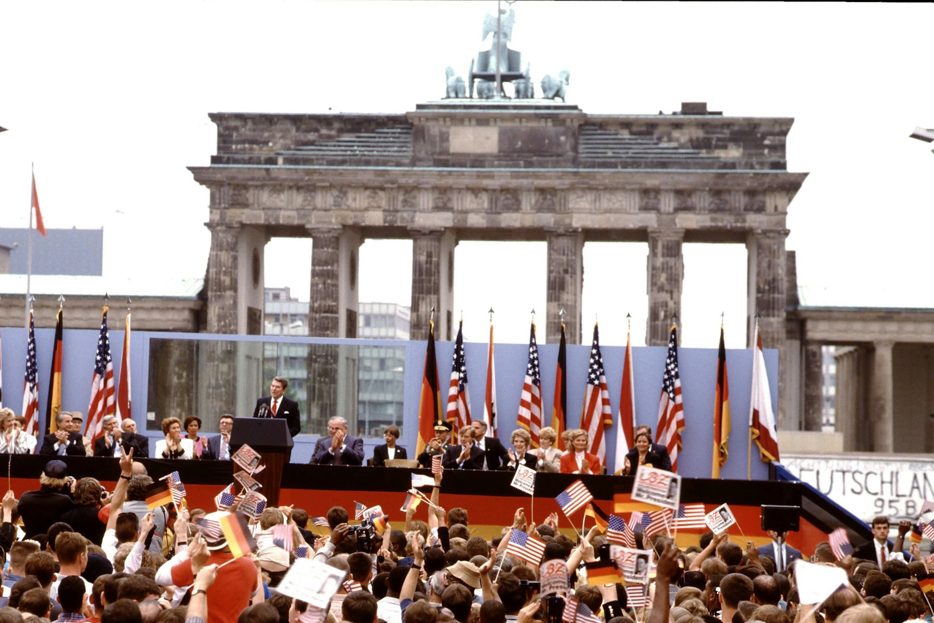 Ronald Reagan spricht vor dem Brandenburger Tor.