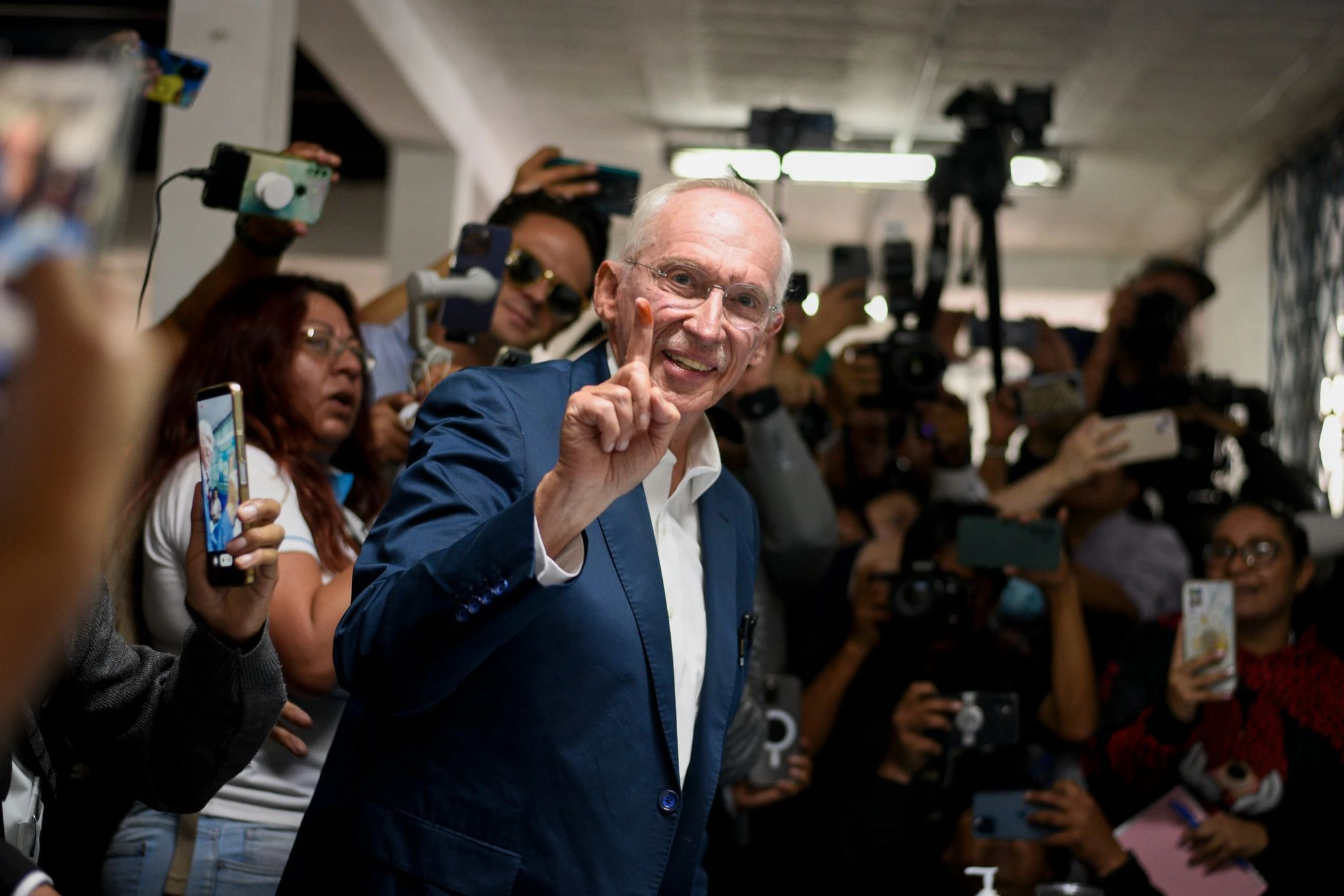 Edmond Mulet, Präsidentschaftskandidat der Partei Cabal, zeigt nach der Stimmabgabe seinen eingefärbten Finger.  