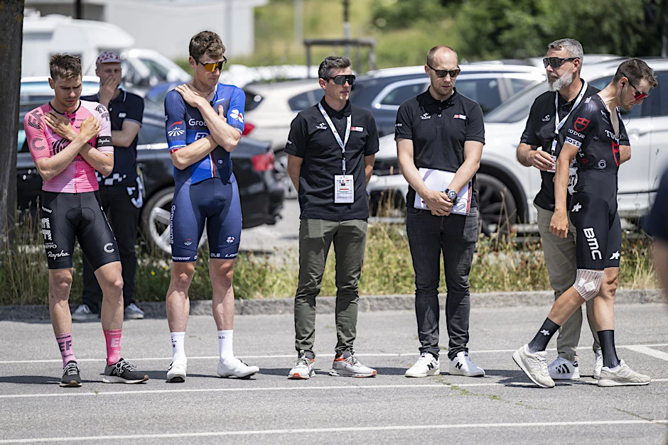 Nach dem Tod von Gino Mäder befinden sich Fahrer, Teams und Offizielle der Tour de Suisse in Schockstarre.  