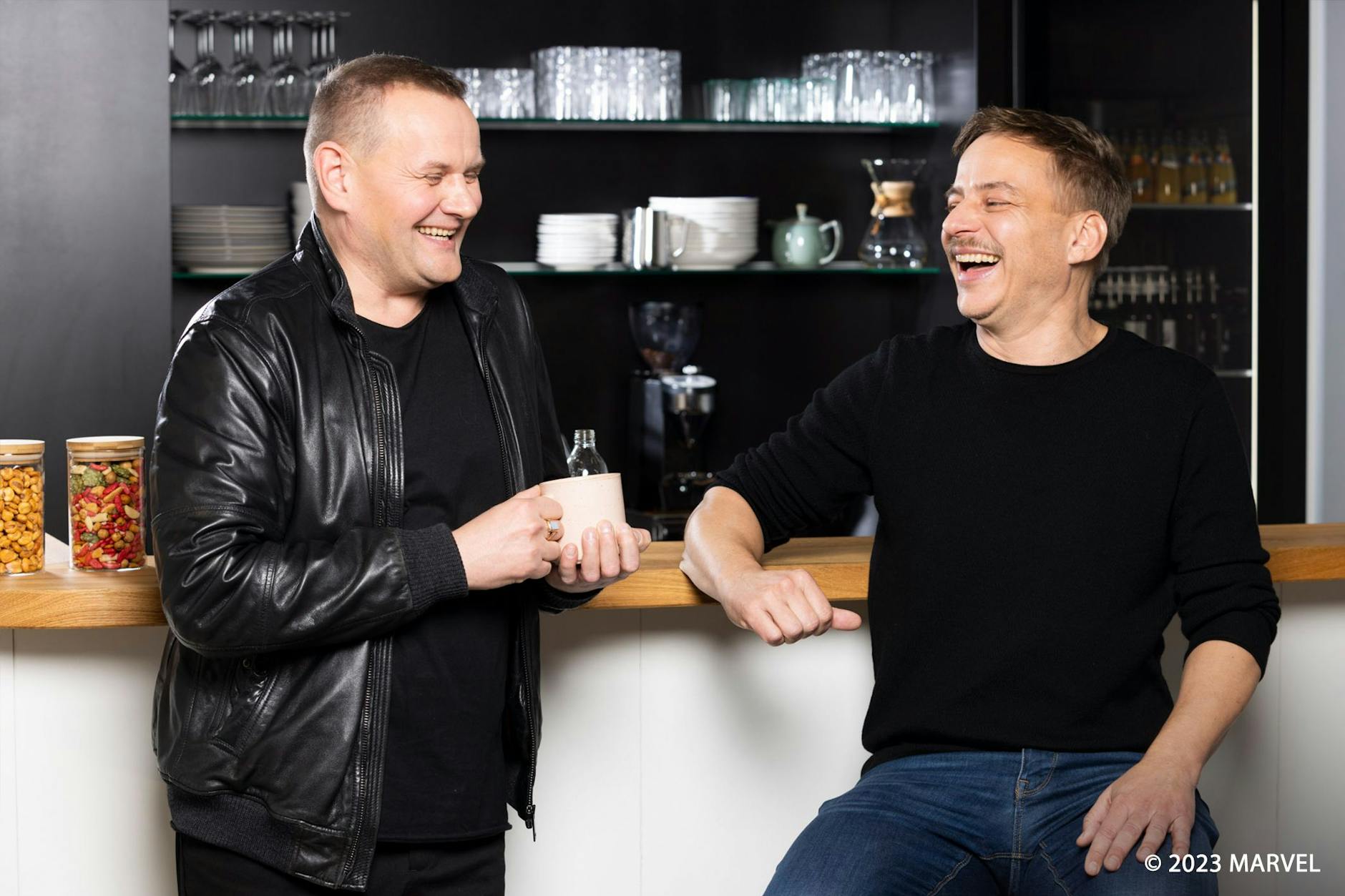 Tom Wlaschiha und Devid Striesow verstehen sich abseits der Arbeit gut.