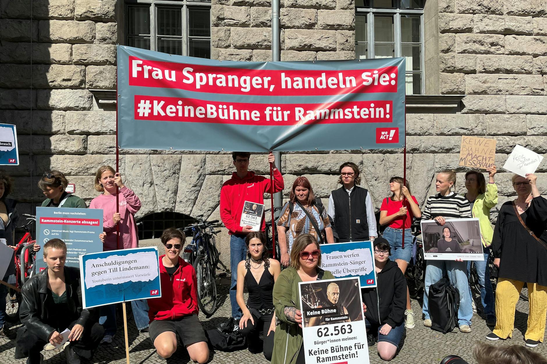 Protest: Vorn im grünen Mantel kniet die Gründerin der Petition Britta Häfemeier.