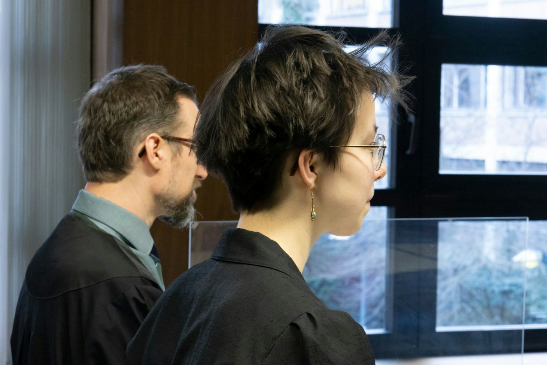 Die Angeklagte Lina E. (r.) vor Gericht