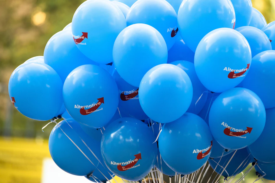 AfD in Sonneberg: Mann mit Neonazi-Shirt verteilt Ballons an Kitakinder – Video