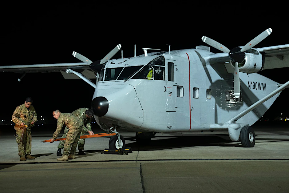 In Buenos Aires bereiten sich Piloten darauf vor, eines der Flugzeuge zu transportieren, die bei den «Todesflügen» während der letzten Militärdiktatur Argentiniens eingesetzt wurden.  