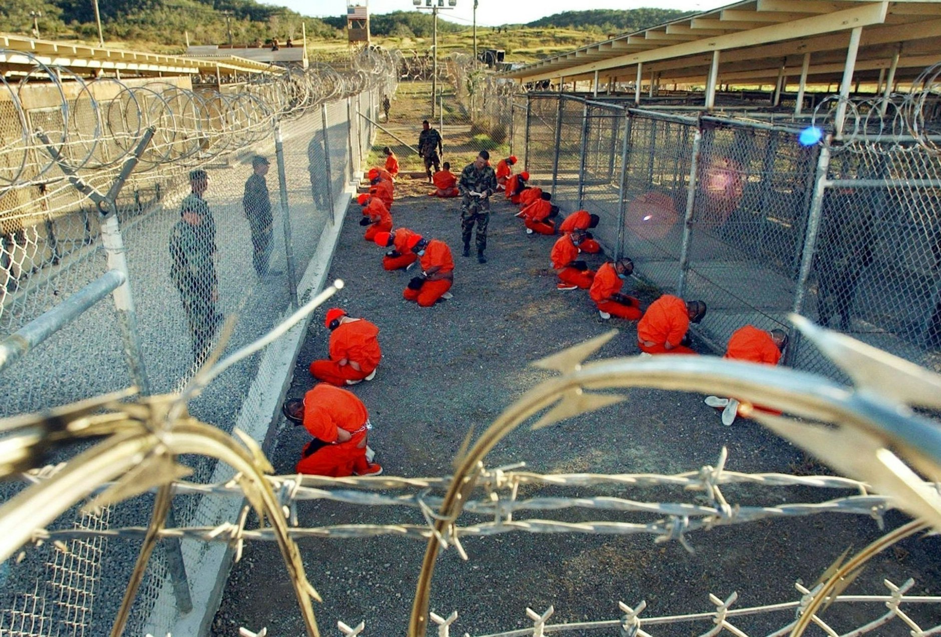 ARCHIV - Mehr als zwei Jahrzehnte nach den Terroranschlägen vom 11. September 2001 befinden sich noch 34 Häftlinge in Guantánamo (Archivbild vom 18.01.2002).  